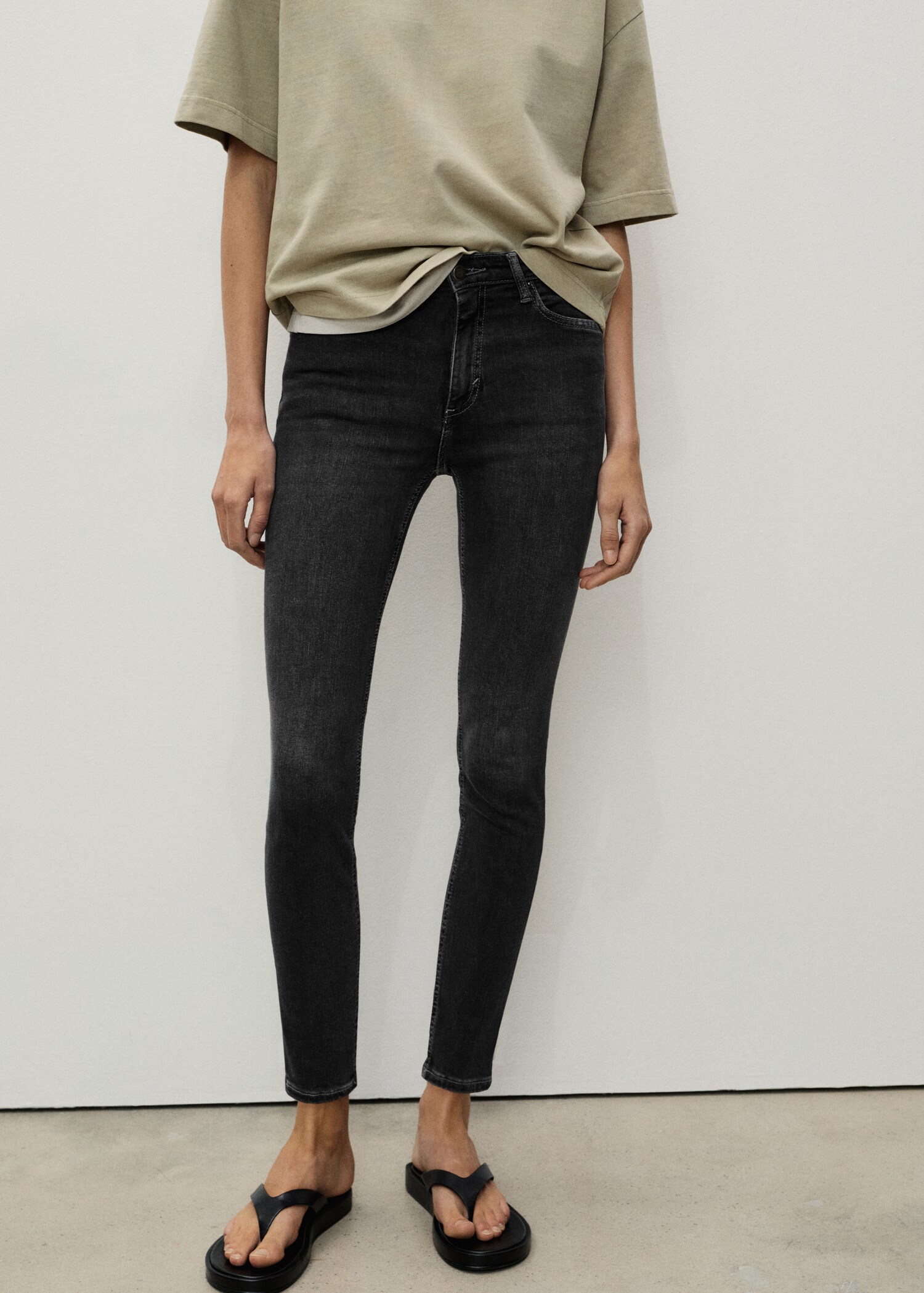 Skinnyjeans med mellanhög midja - Bild av mittparti