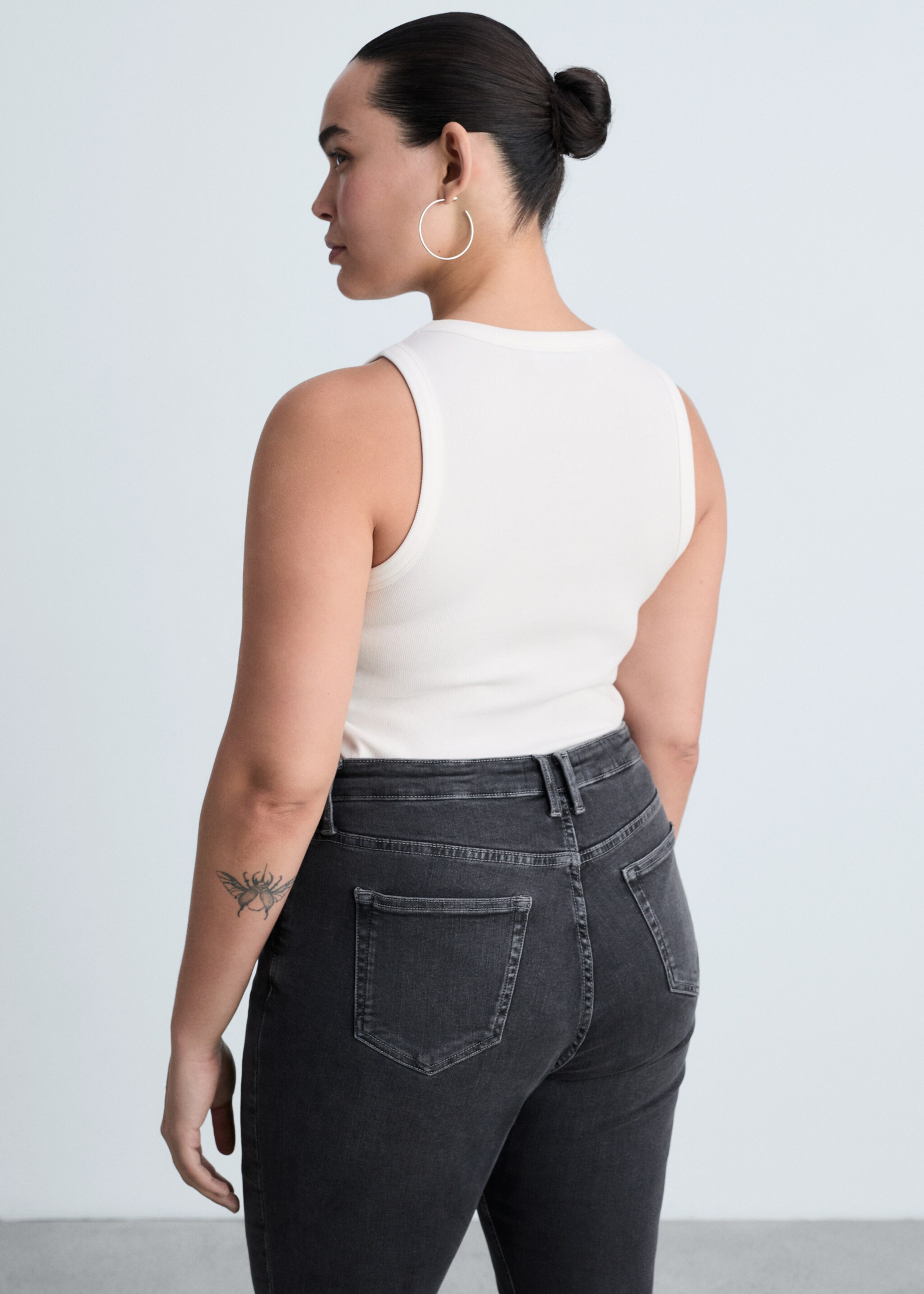 Skinny-Jeans mit mit mittlerer Bundhöhe - Detail des Artikels 4