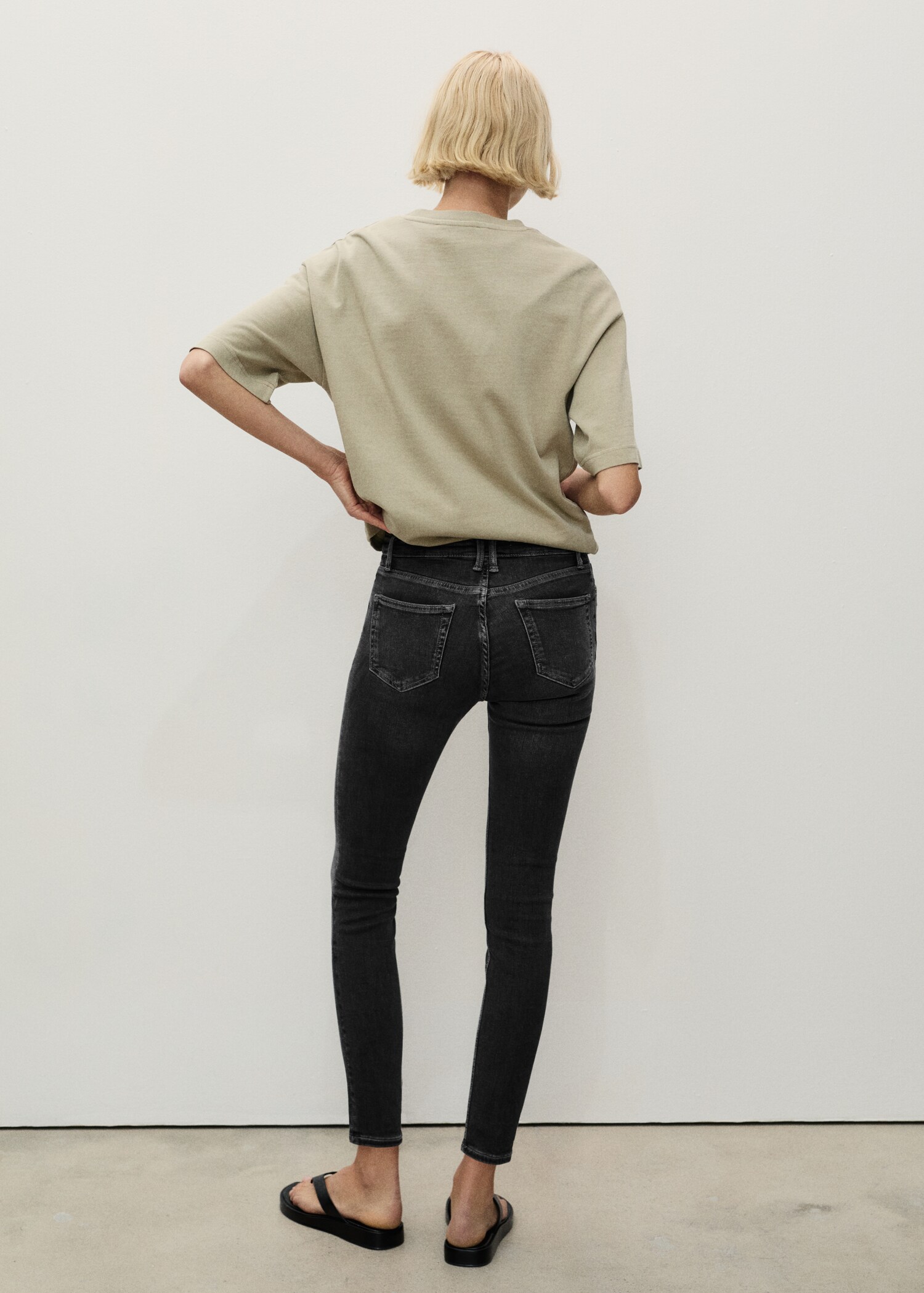Skinnyjeans med mellanhög midja - Artikelns baksida