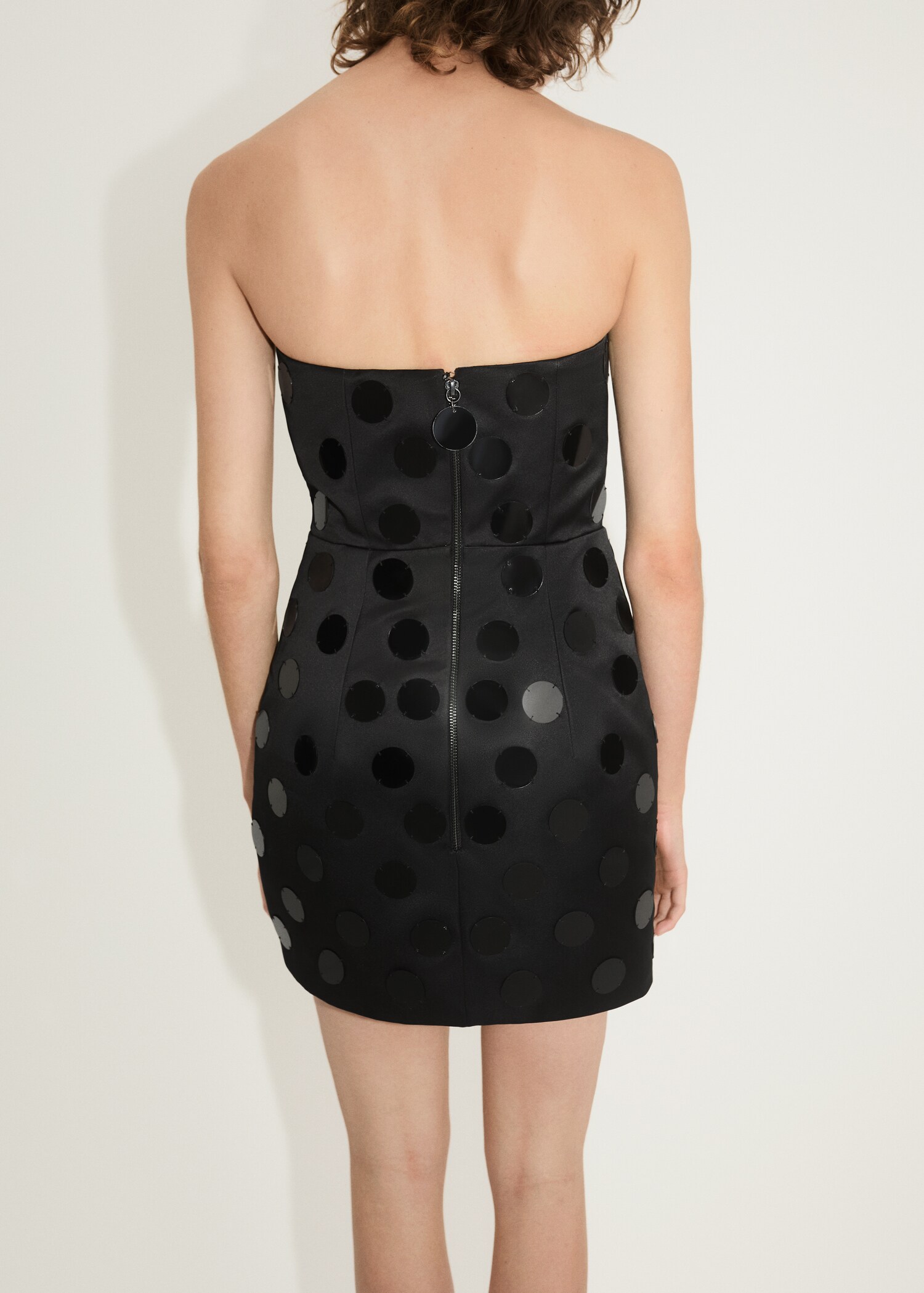Kurzes schulterfreies Kleid mit Spiegelapplikation - Rückseite des Artikels