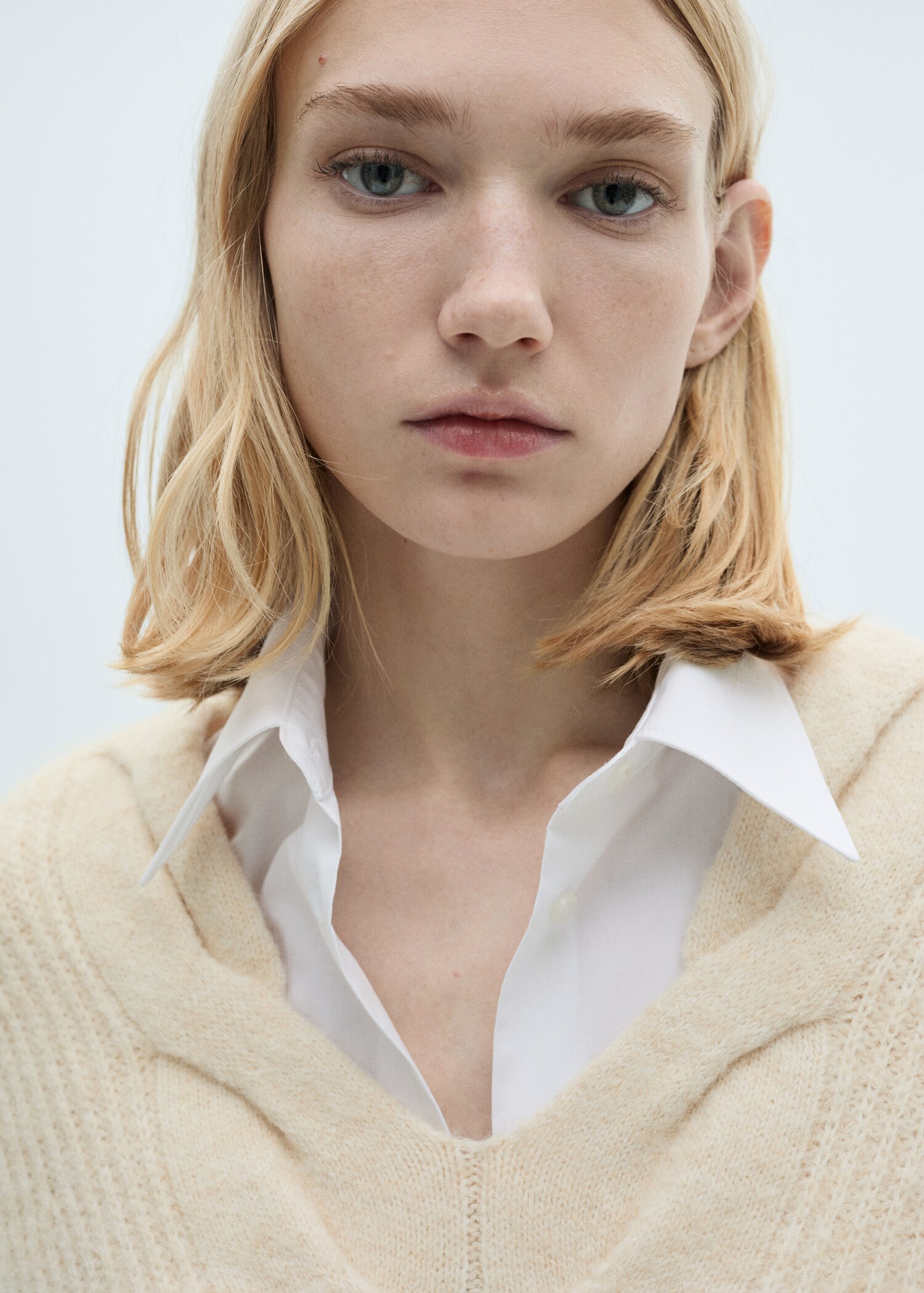 V-neck braided sweater - Details of the article 1