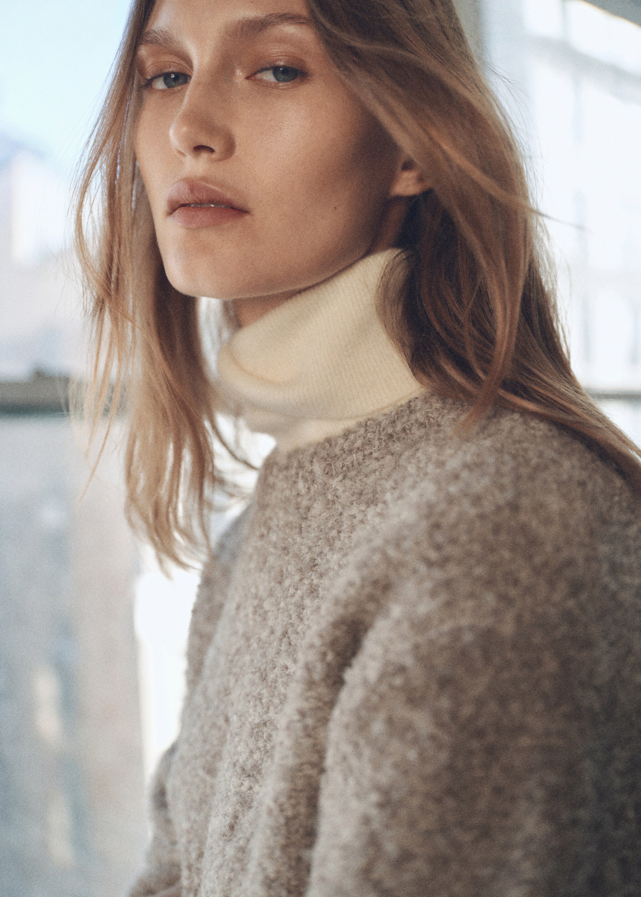Round-neck bouclé sweater - Details of the article 1