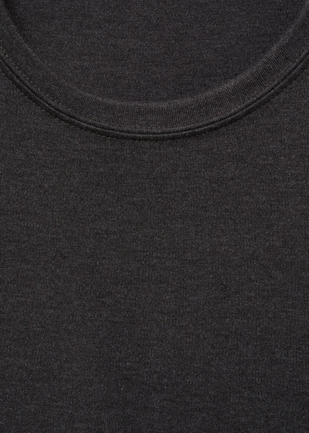 Thin round-neck t-shirt