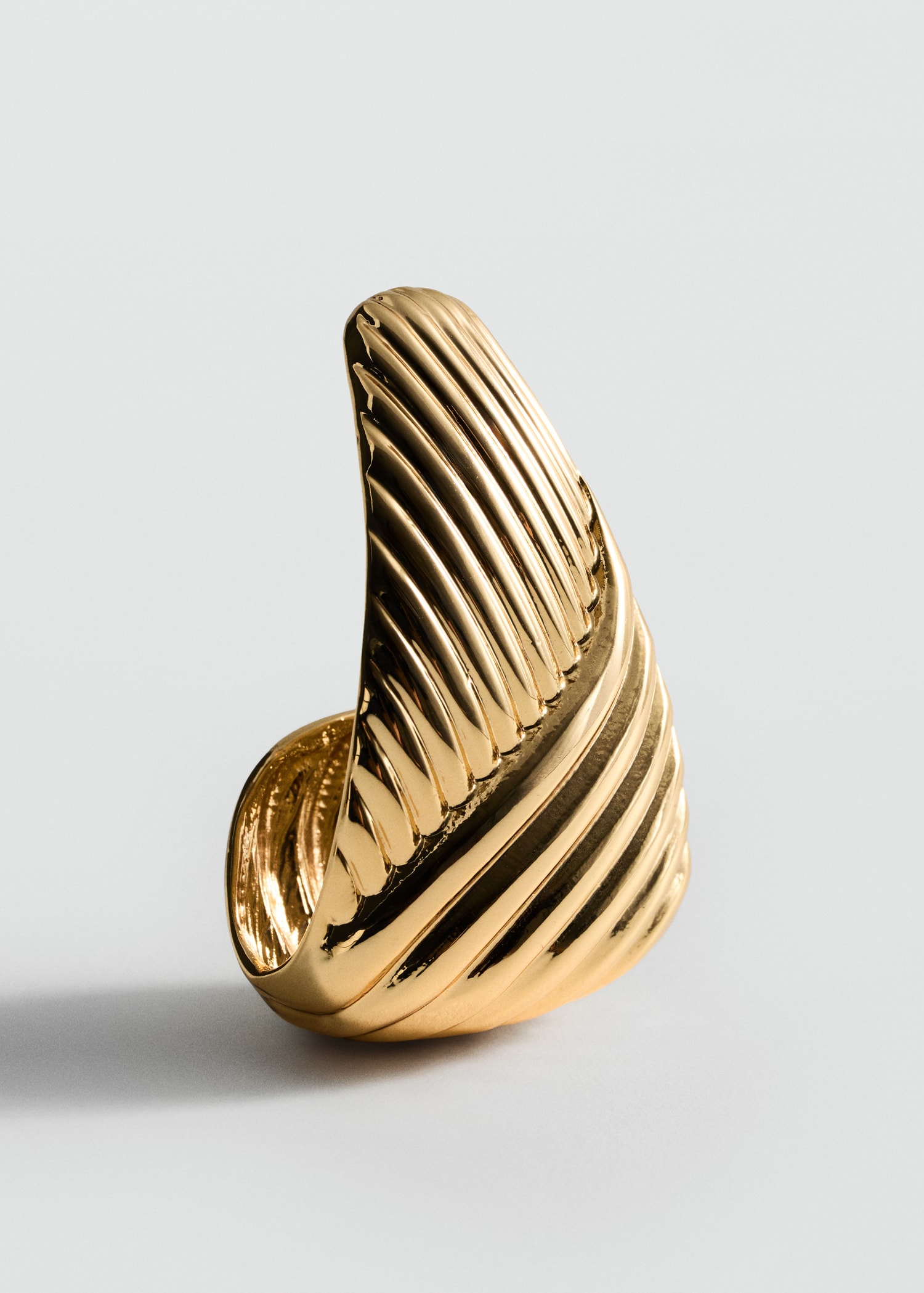 Embossed triangular earrings - Women | MANGO USA