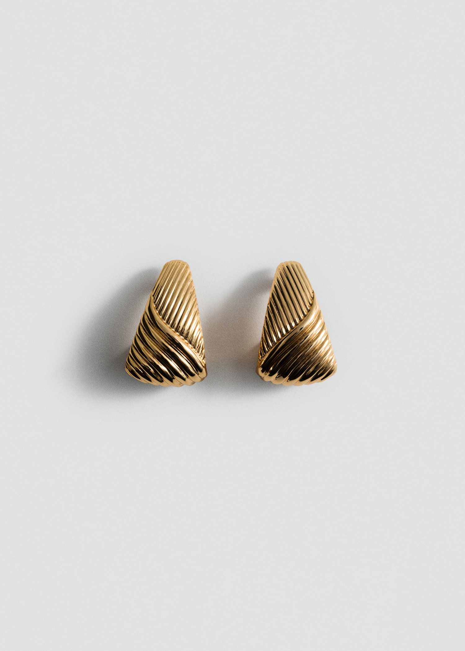 Embossed triangular earrings - Women | MANGO USA