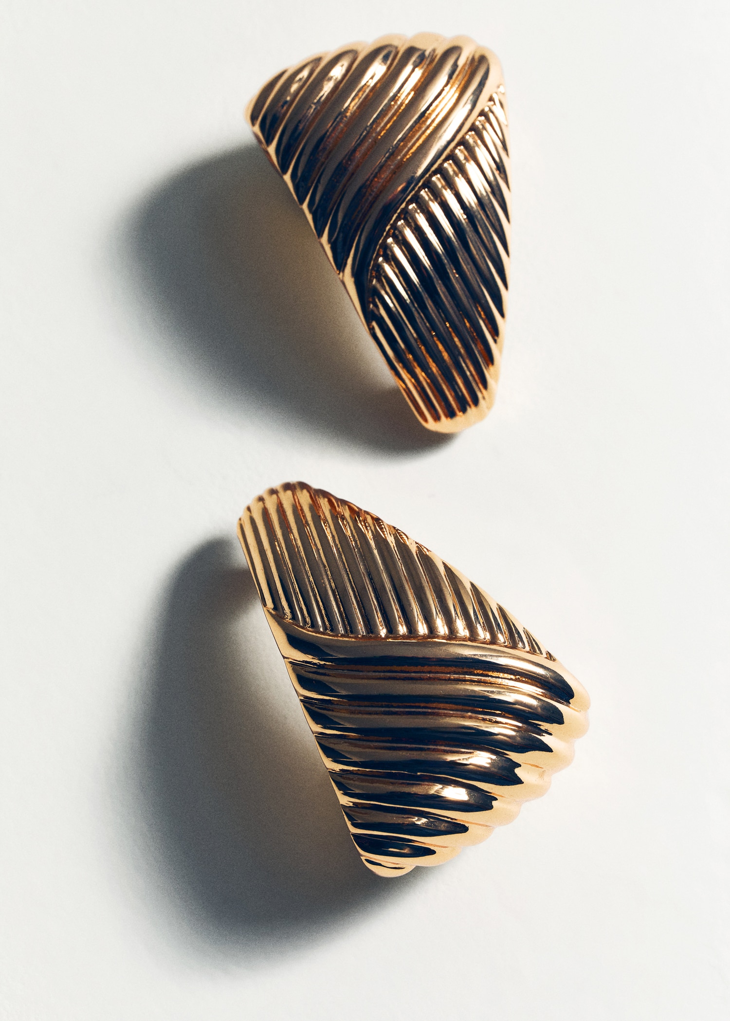 Embossed triangular earrings - Women | MANGO USA