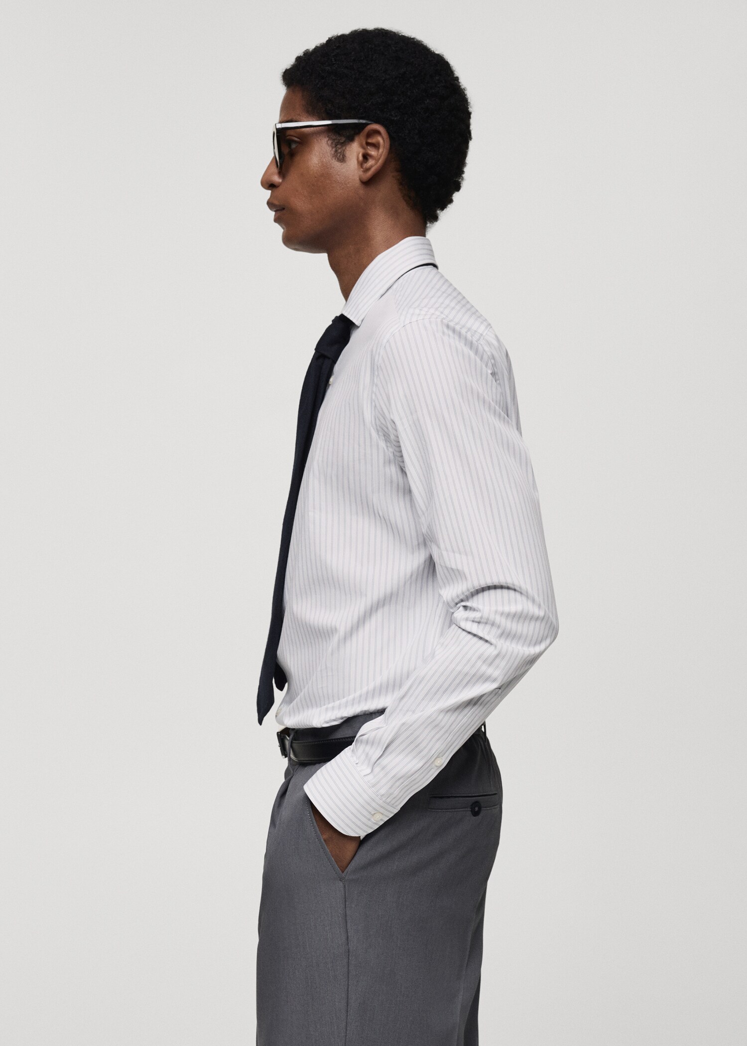 Gestreiftes Slim Fit-Hemd aus Baumwolle - Detail des Artikels 2