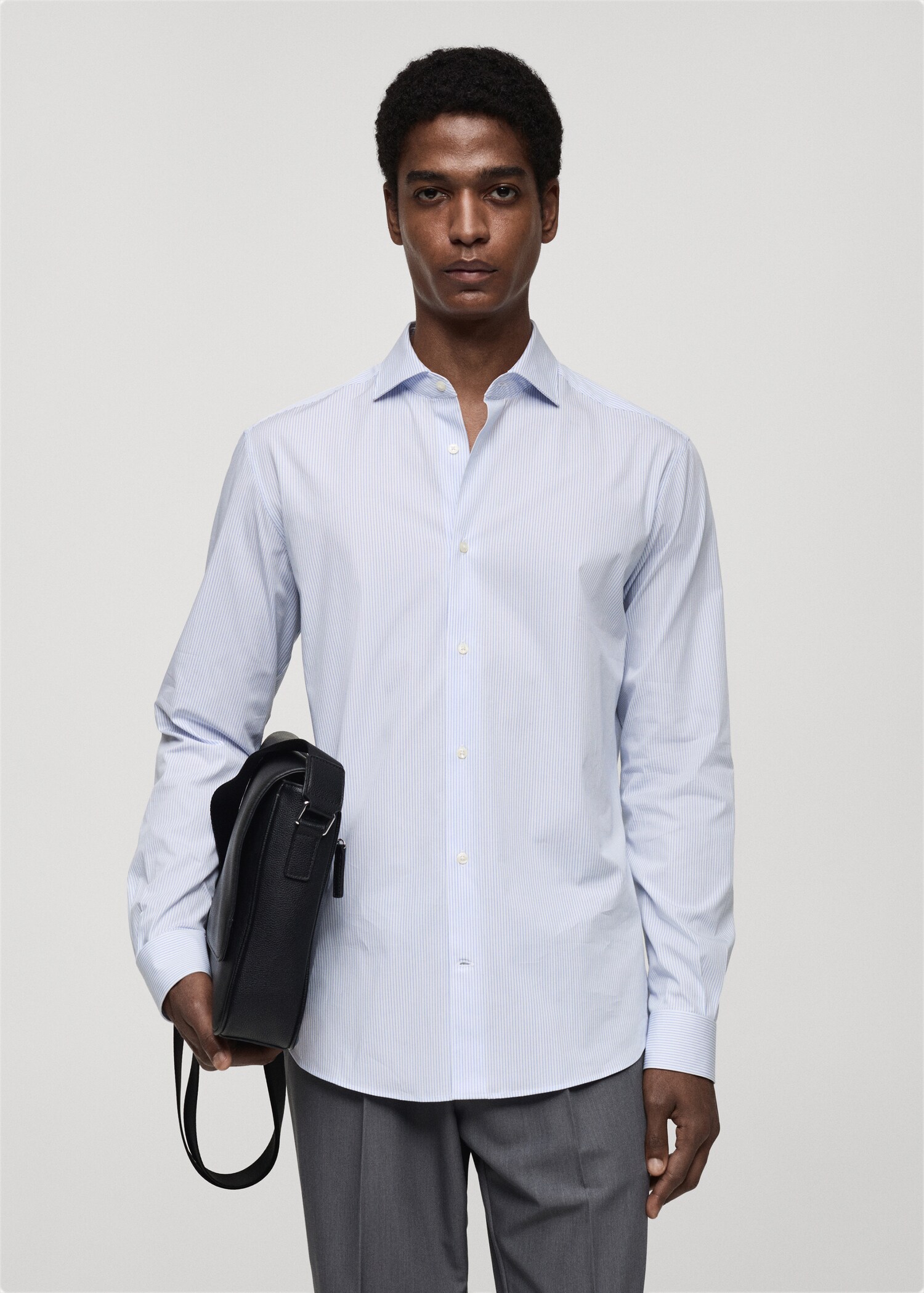 Gestreiftes Slim Fit-Hemd aus Baumwolle - Mittlere Ansicht