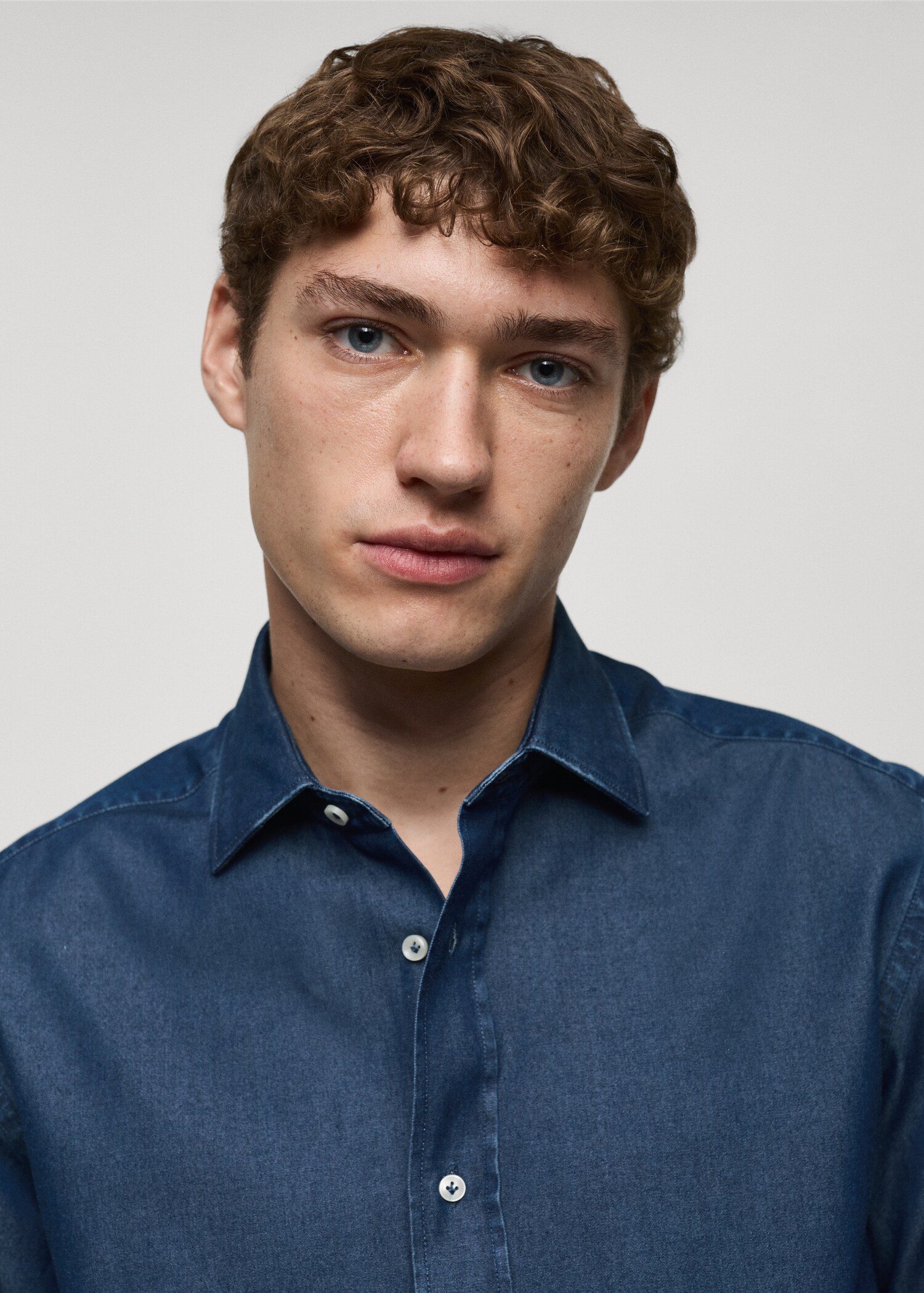 Slim Fit-Hemd aus Baumwoll-Chambray - Detail des Artikels 1