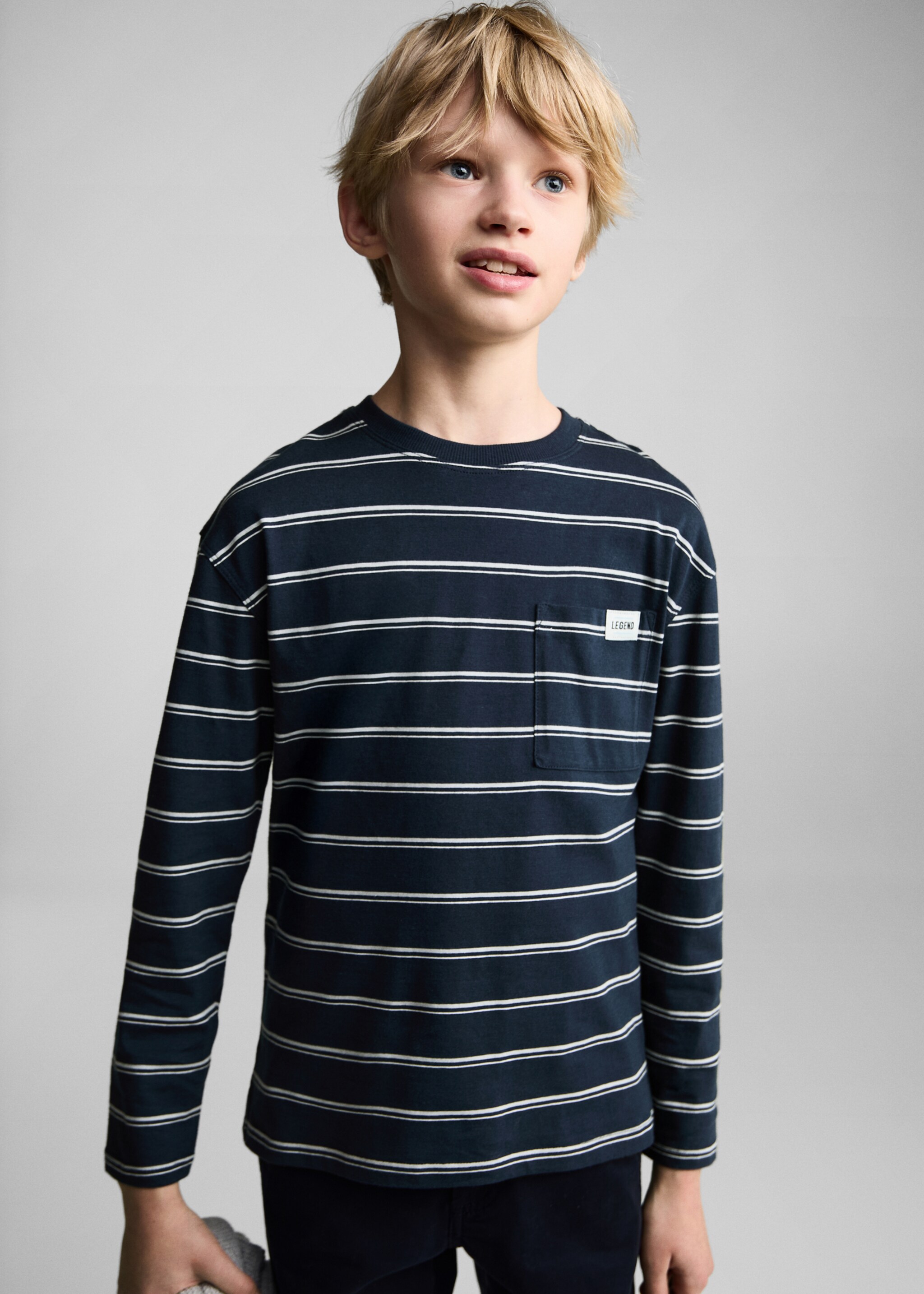 Camiseta rayas bolsillo - Plano medio
