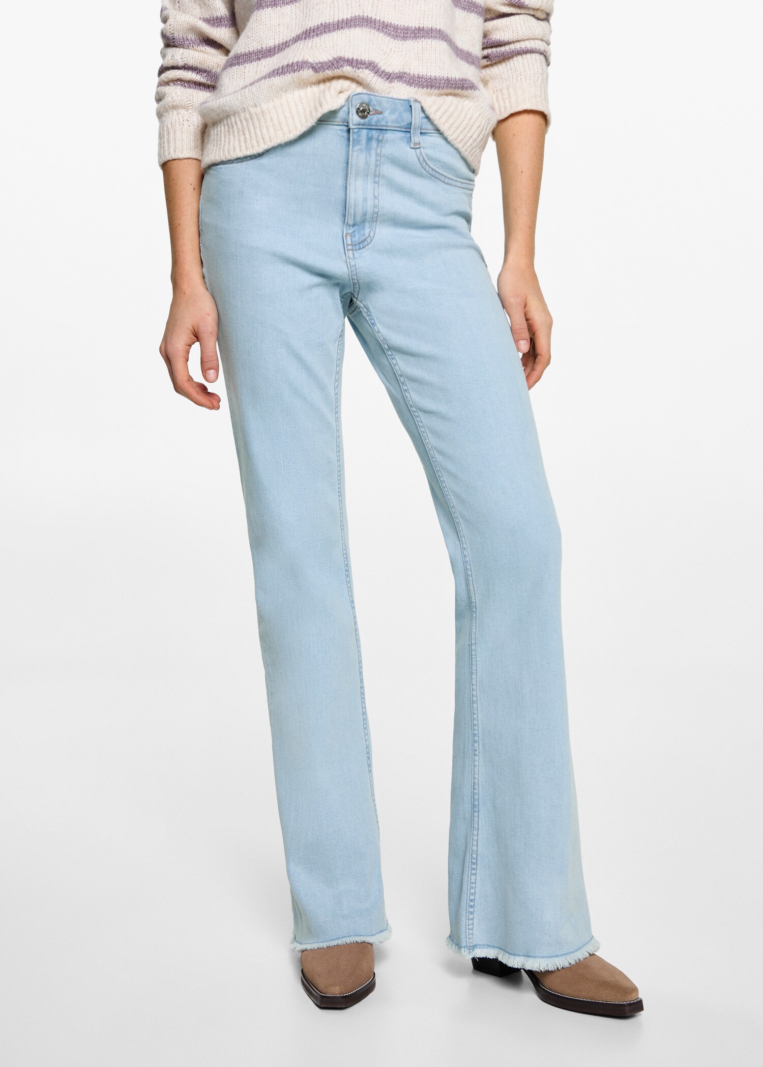 Flared-Jeans mit ausgefranstem Saum - Mittlere Ansicht