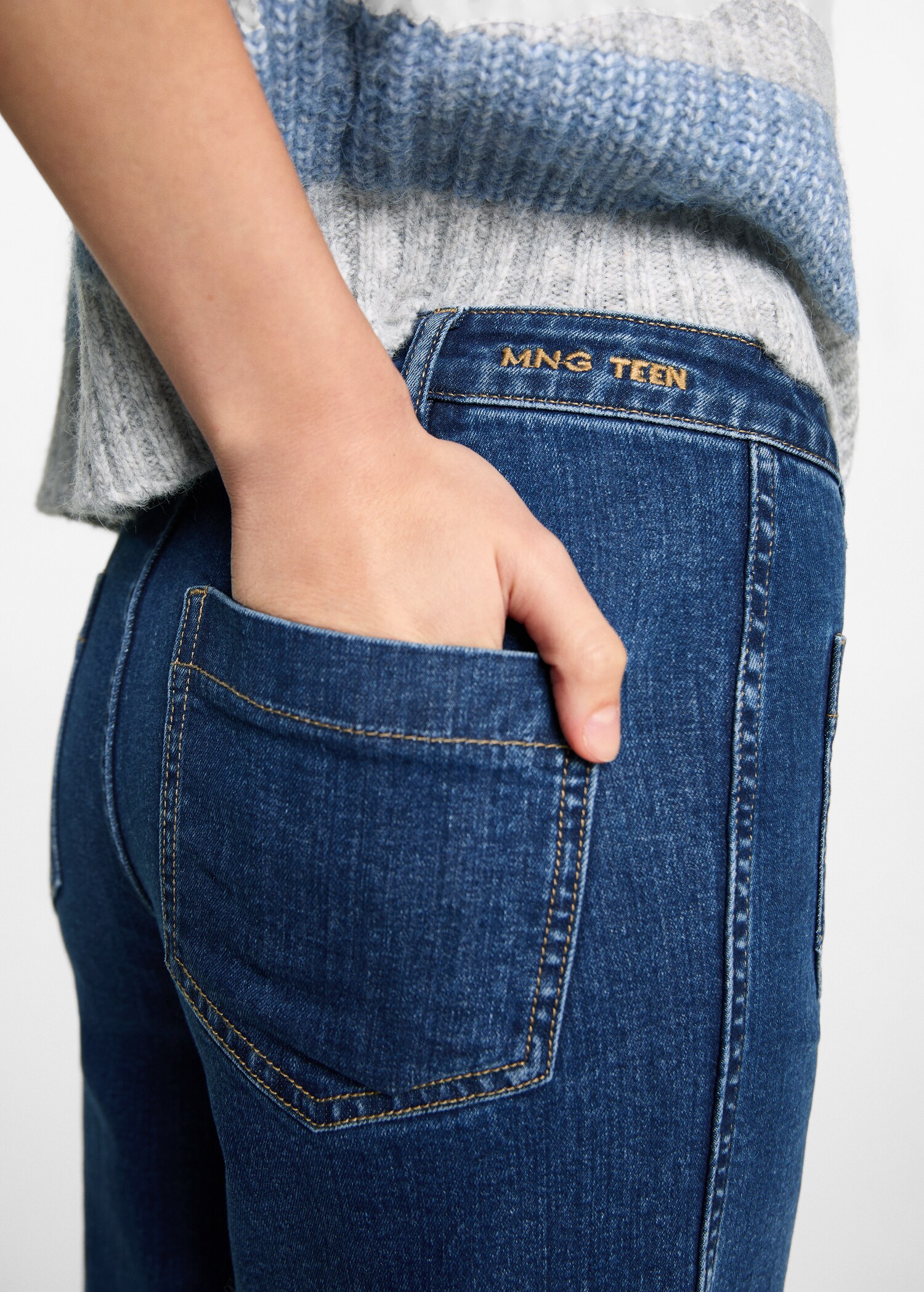 Wide-leg jeans with pockets - Details of the article 6