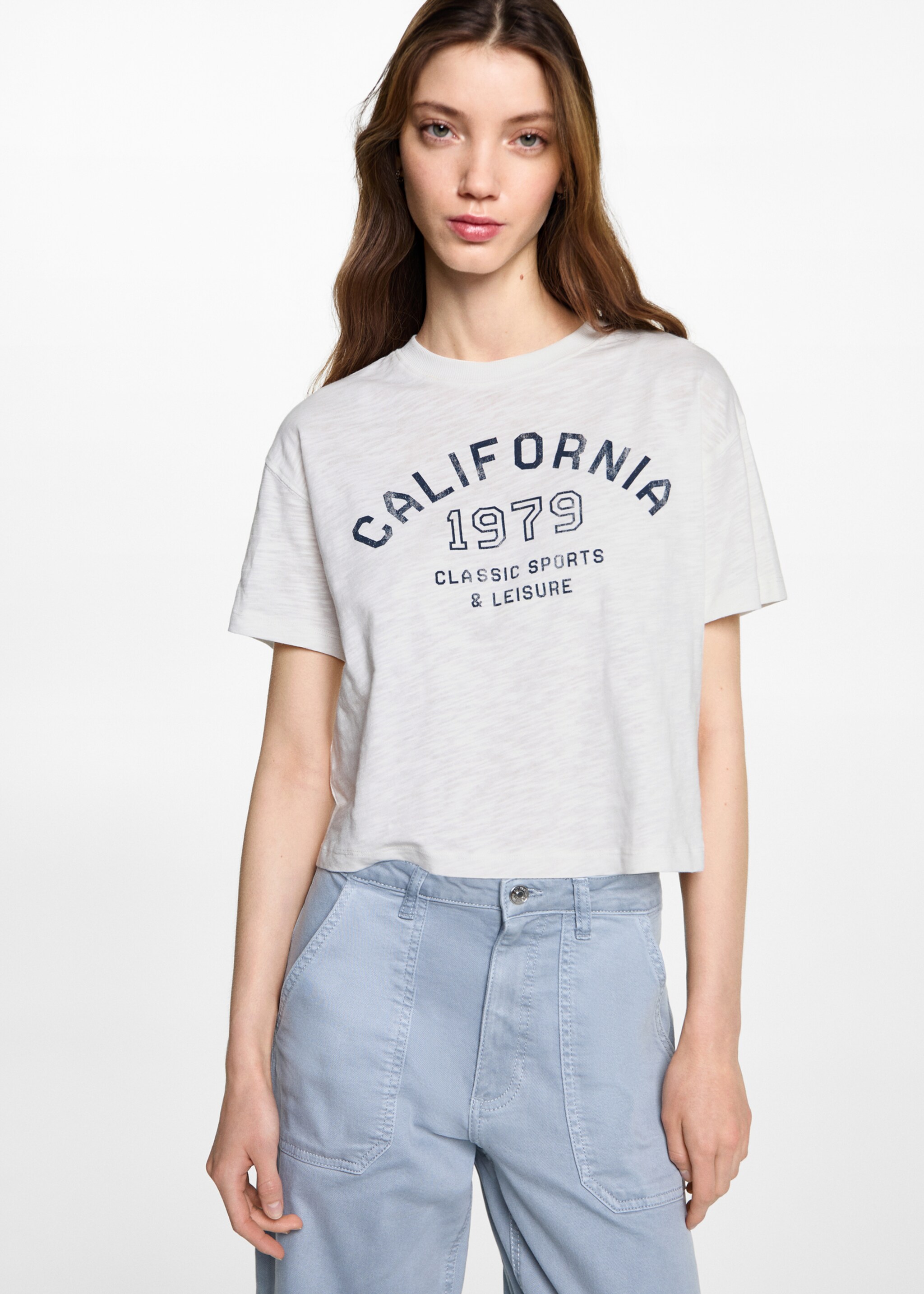 Camiseta crop mensaje - Plano medio
