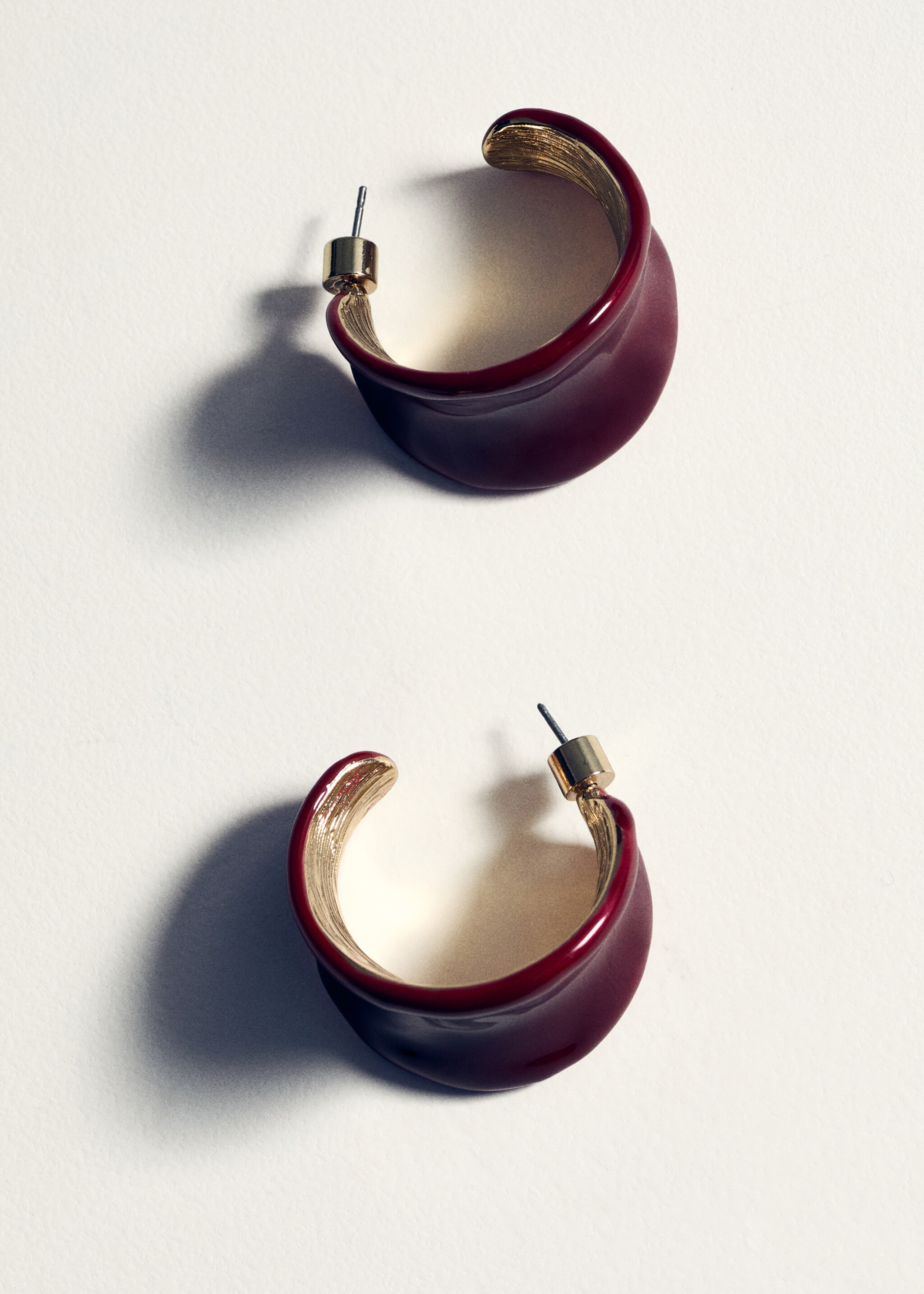 Earrings with wavy relief - Details of the article 5