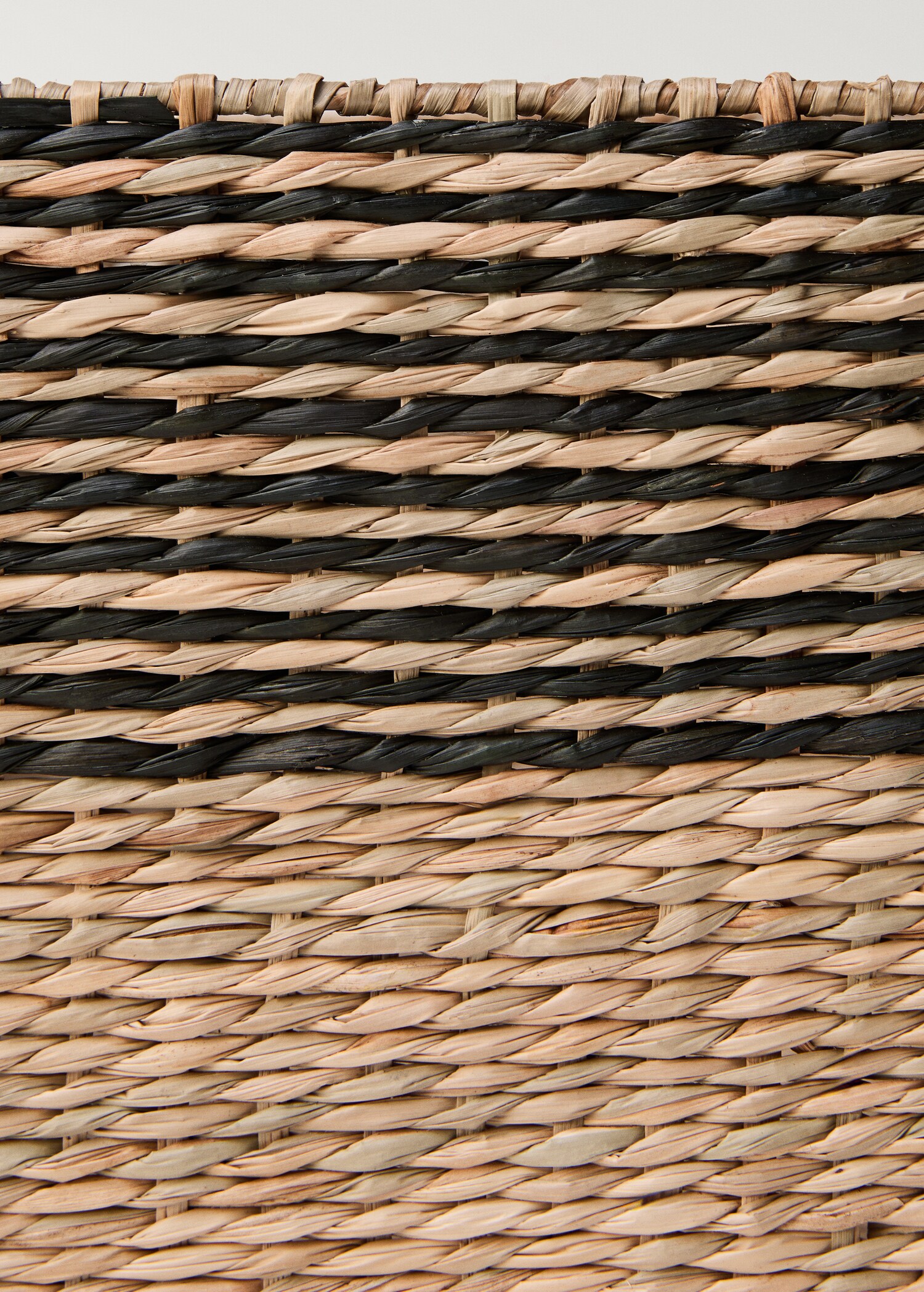Seagrass basket with small stripes design - Details of the article 2