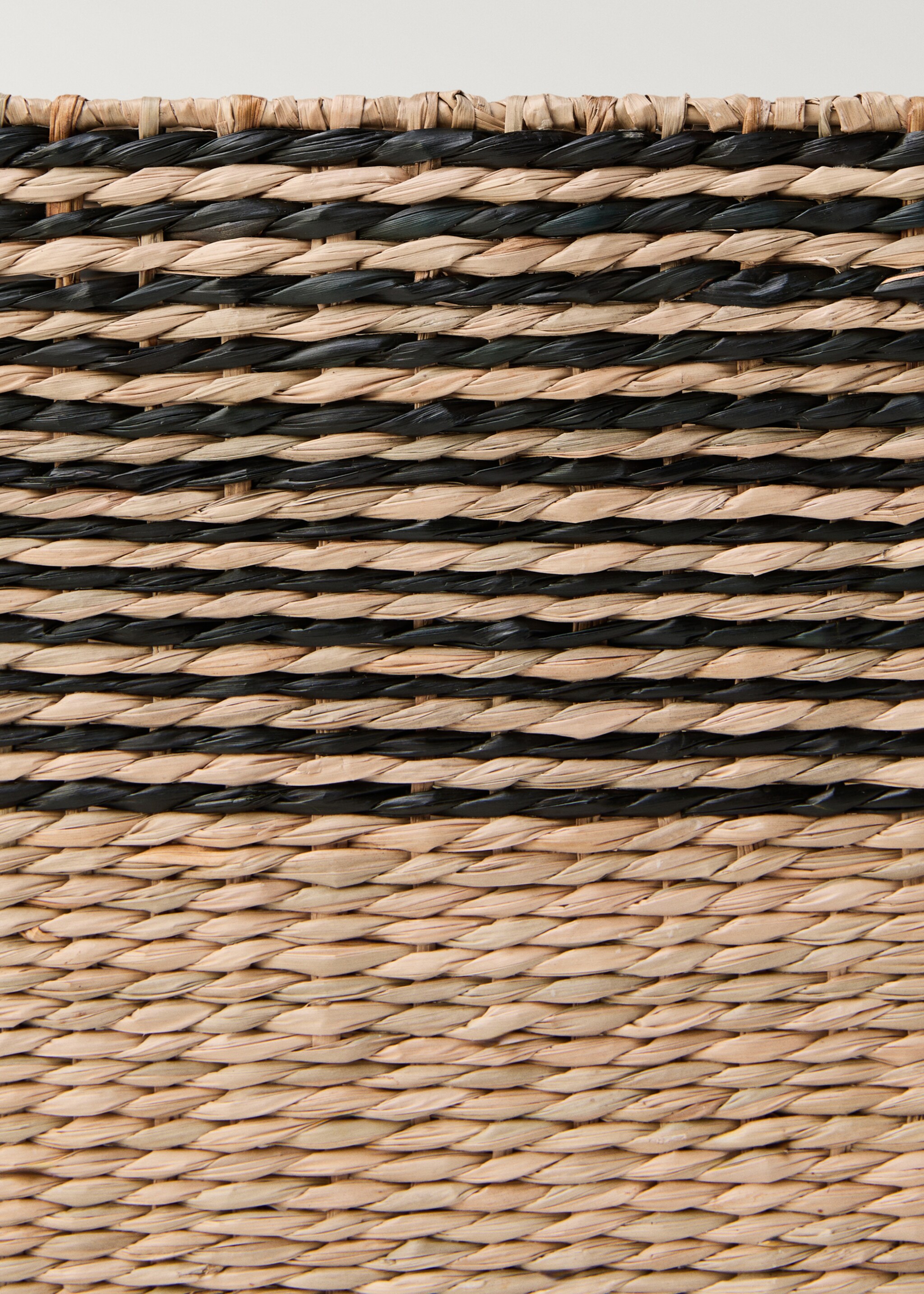 Mittelgroßer Seegras-Korb mit Streifenmuster - Detail des Artikels 2