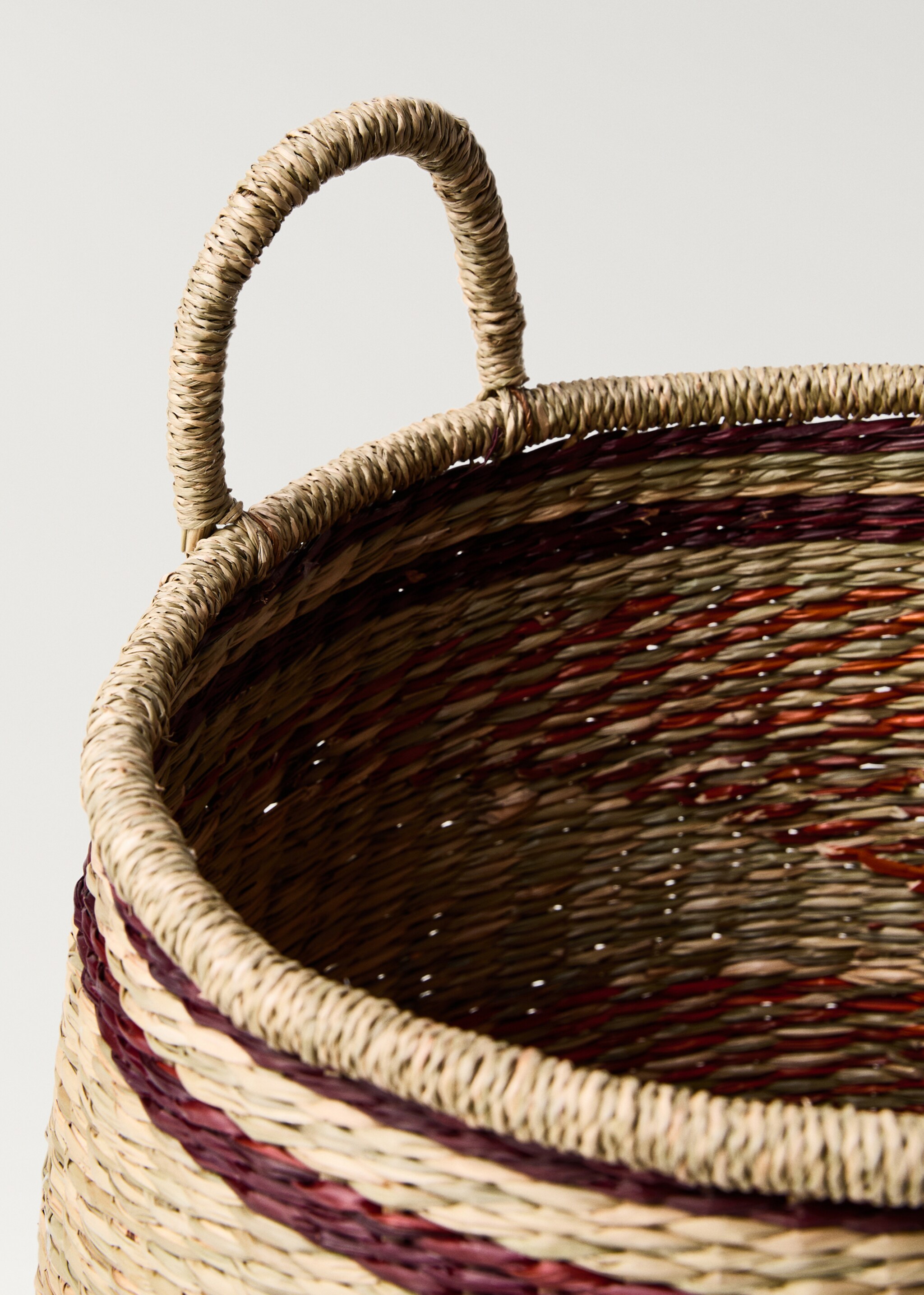 Farbiger Seegras-Korb mit zwei Henkeln - Detail des Artikels 1