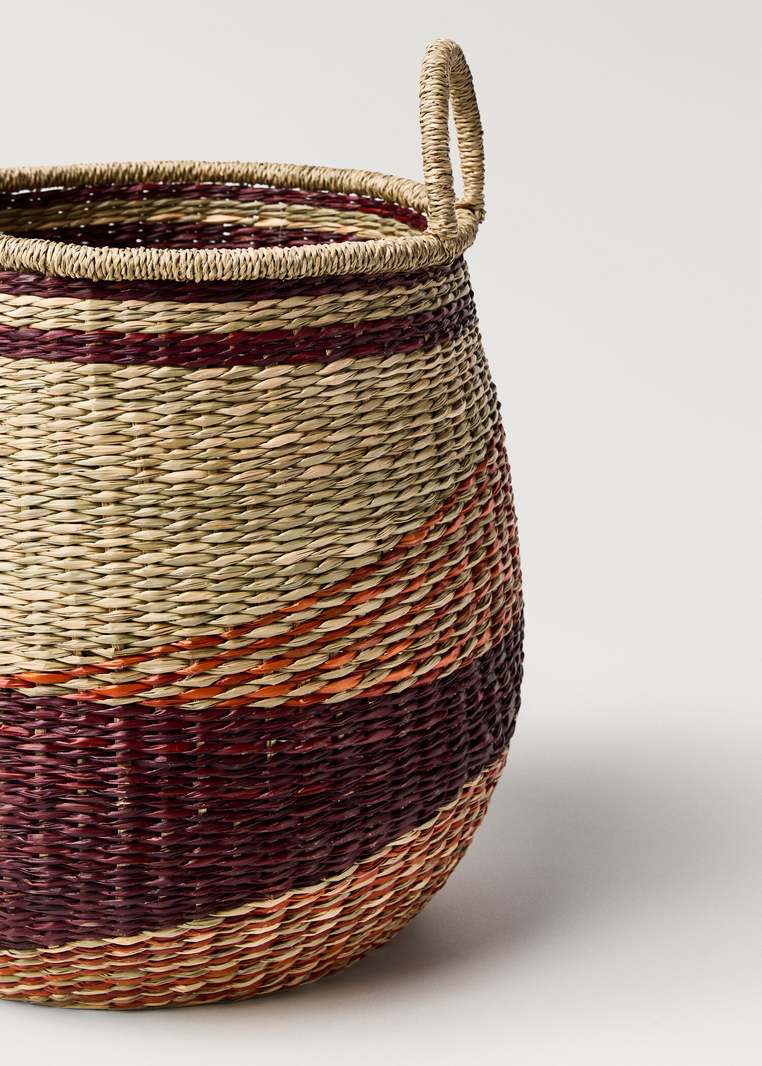 Colored seagrass basket with double handles - Details of the article 2