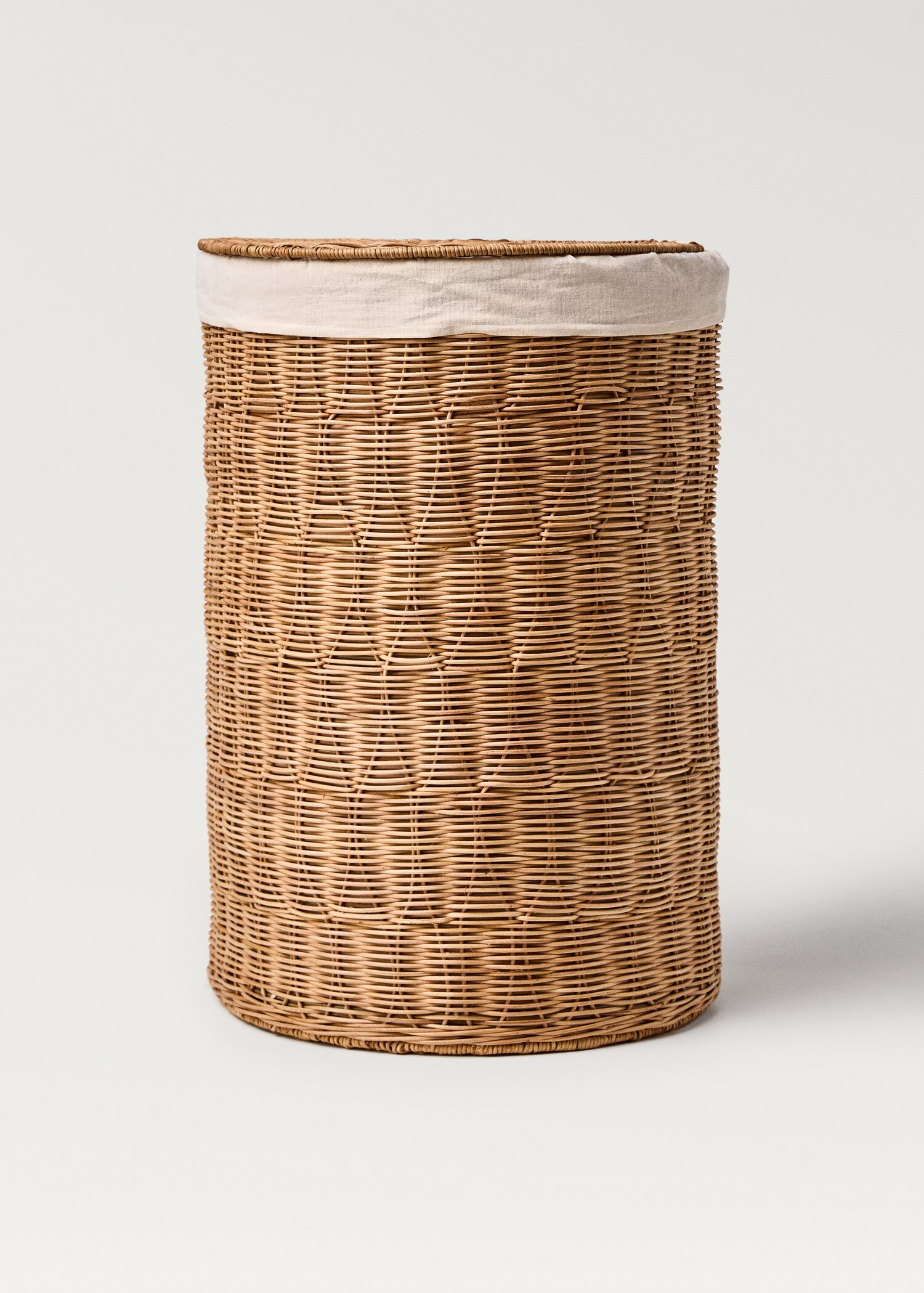 Wäschekorb aus geflochtenem Rattan mit Innenfutter - Artikel ohne Model