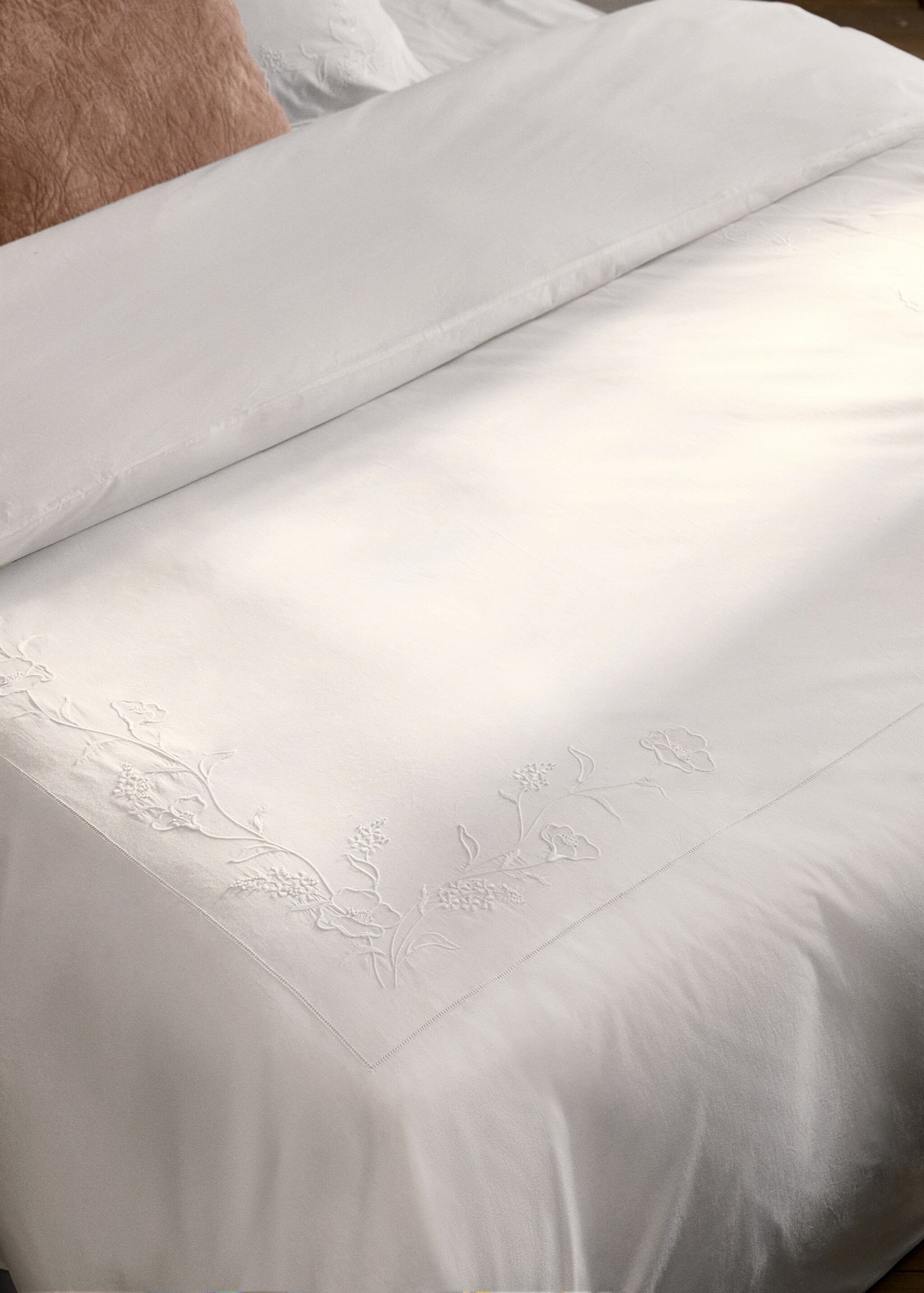 Cotton duvet cover with hand-embroidered flowers King bed - Details of the article 8