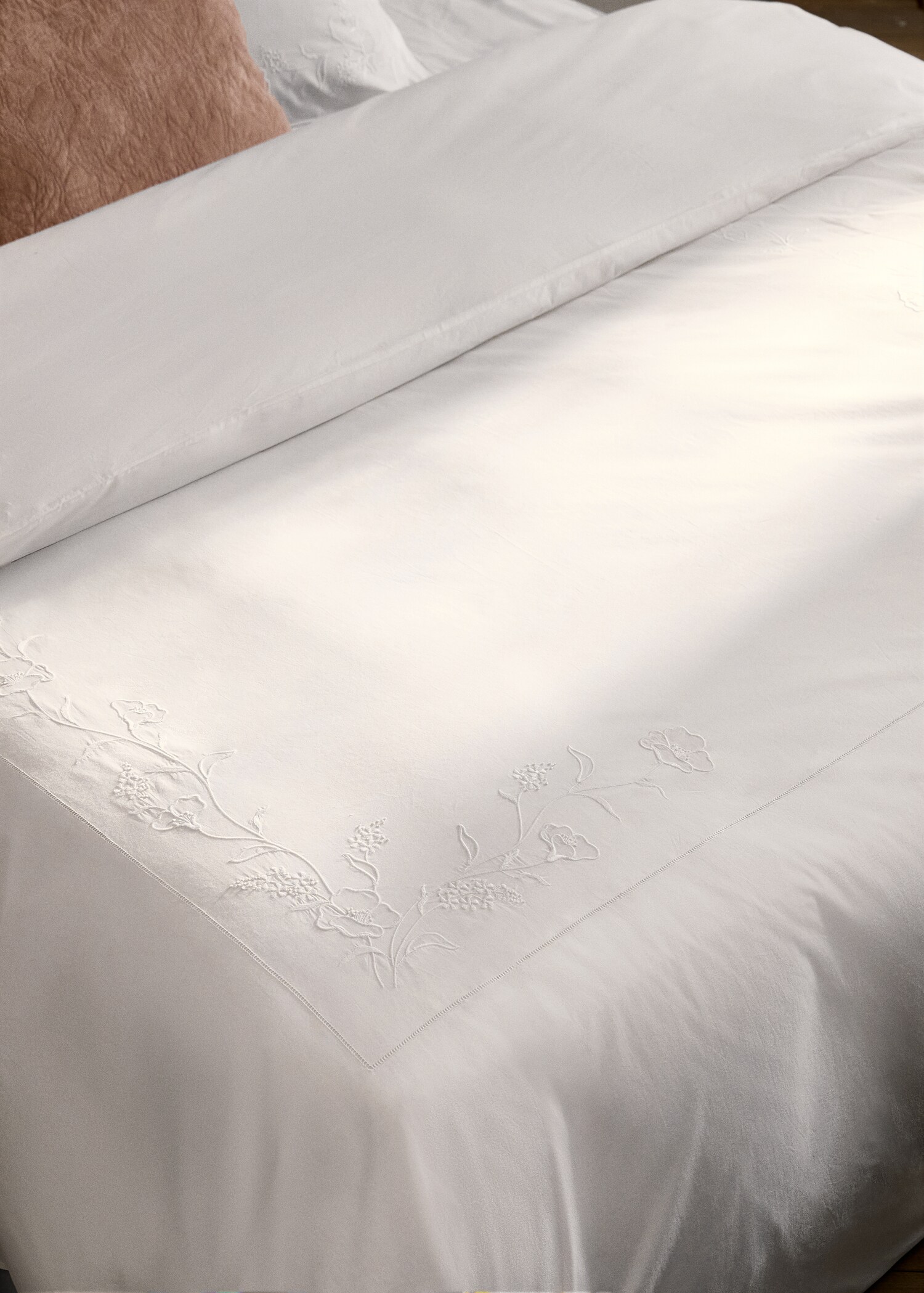 Cotton duvet cover with hand-embroidered flowers for 150/160 cm bed - Details of the article 8