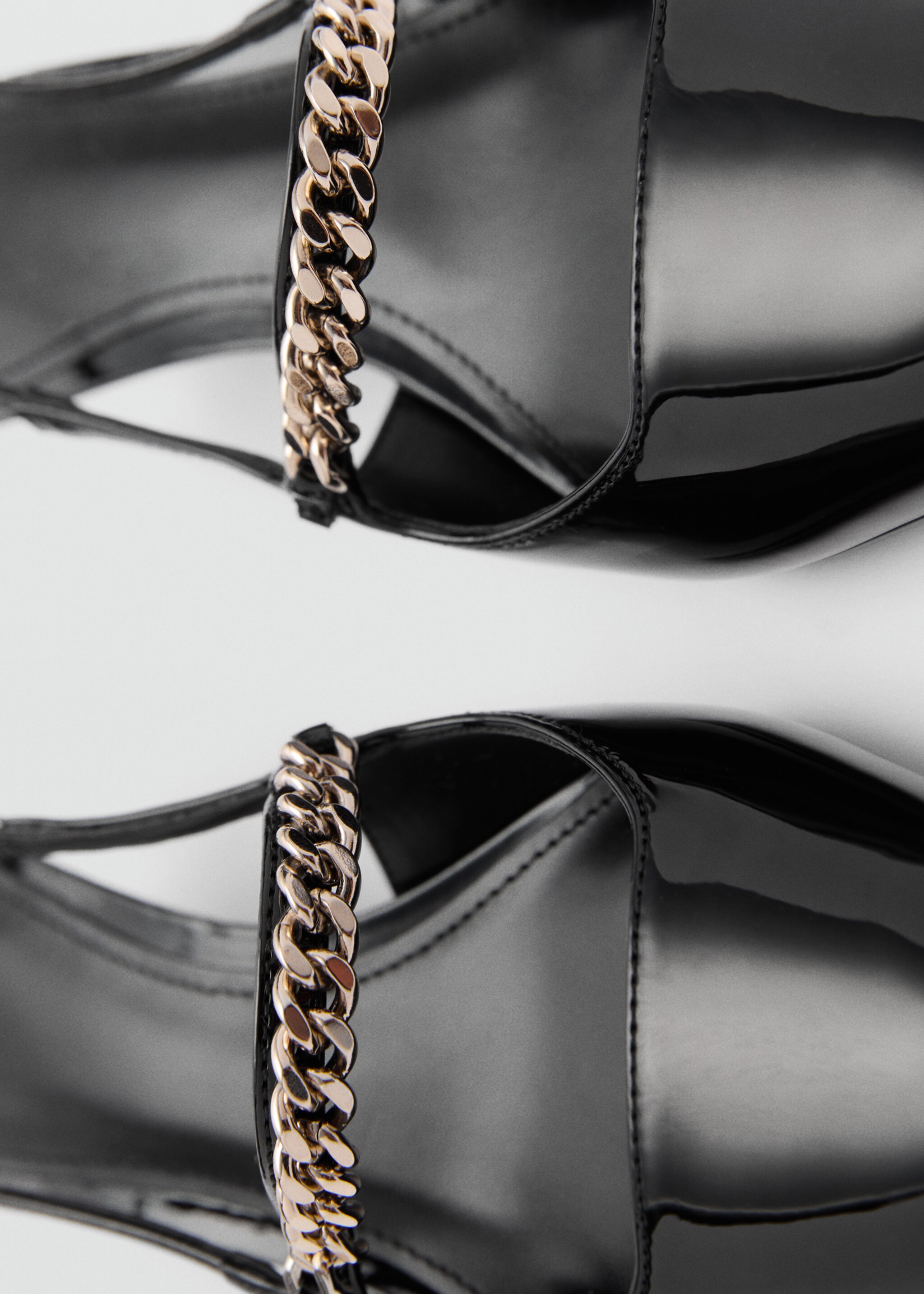 High heel shoes with link straps - Details of the article 2