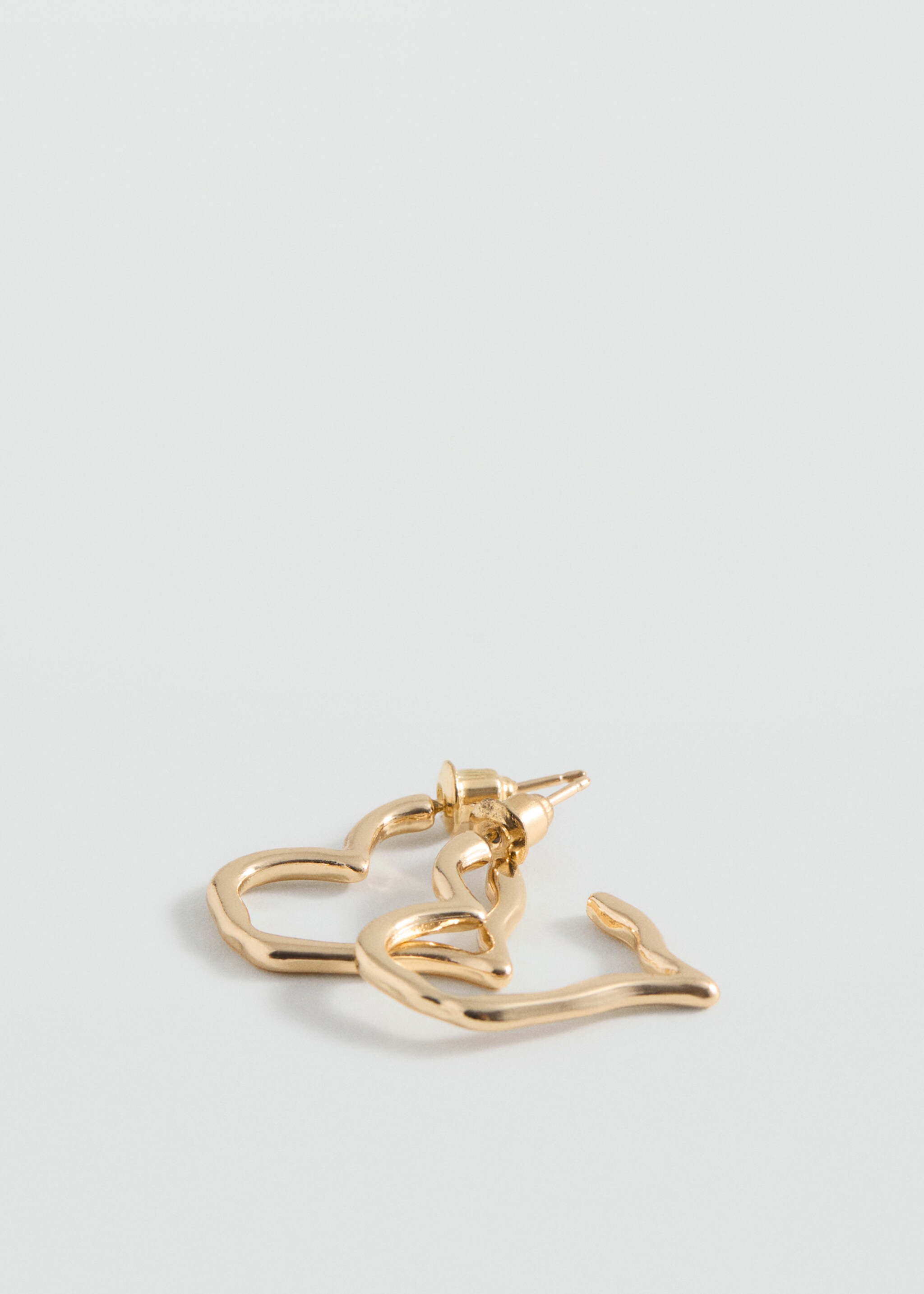 Heart-shape earrings - Середній план