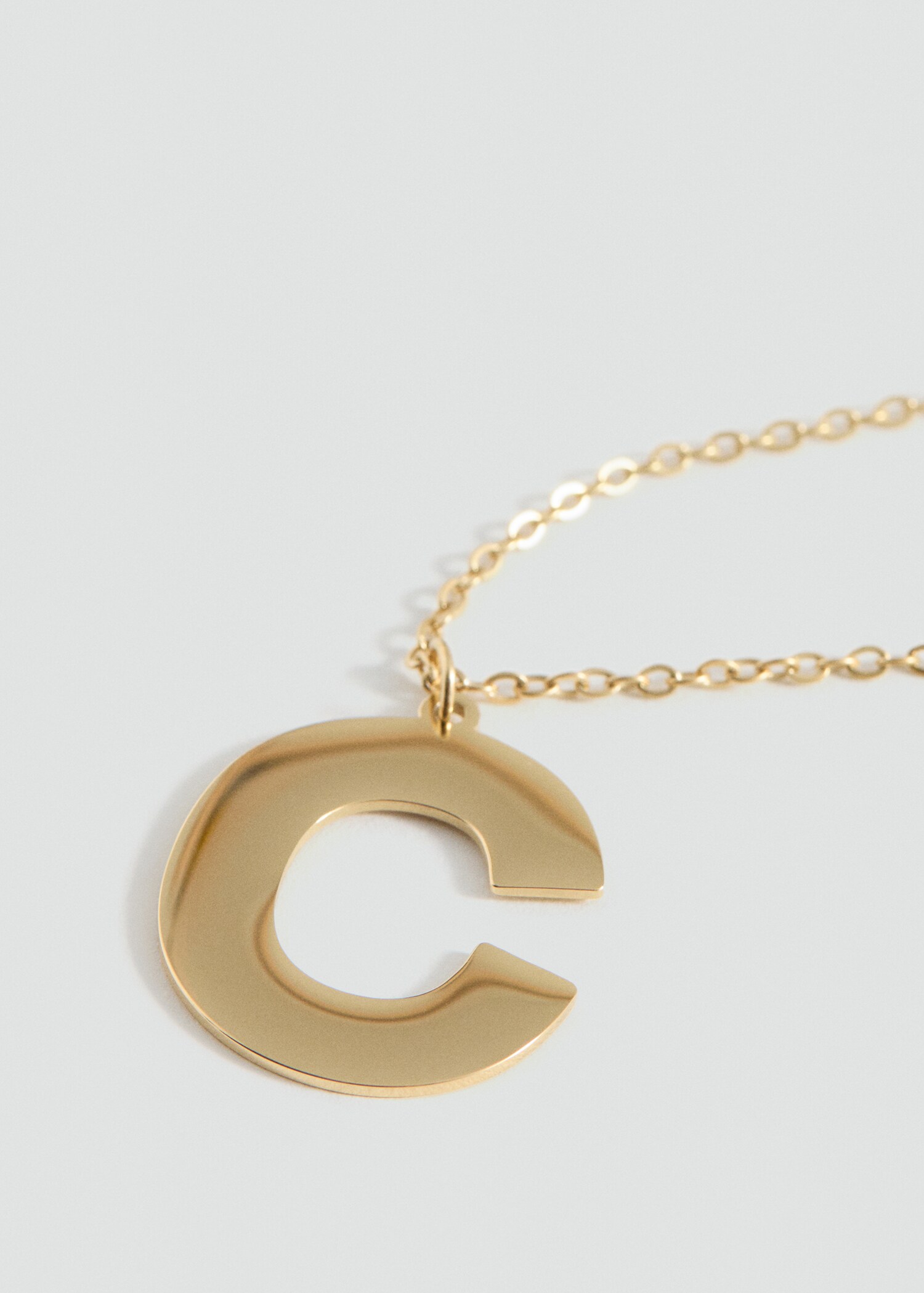 Collier pendentif lettre - Plan moyen