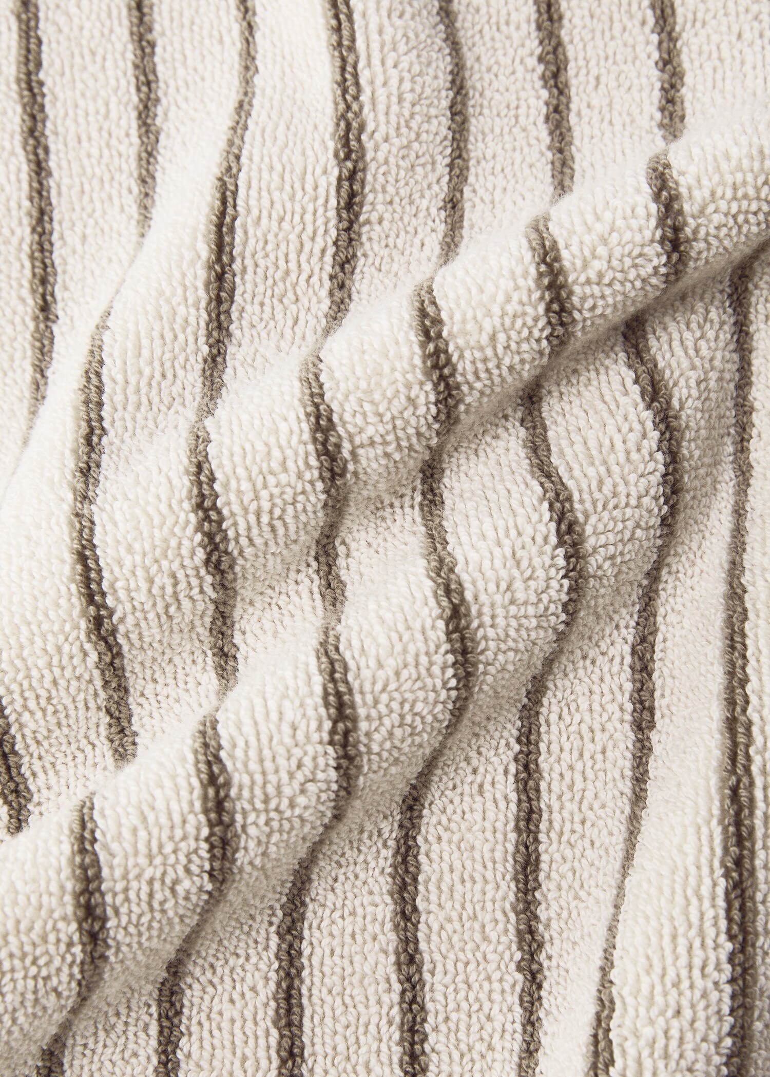 Two-tone striped washbasin towel - Details of the article 1