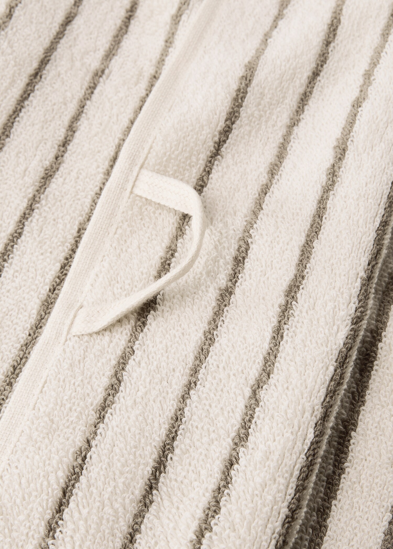 Two-tone striped washbasin towel - Details of the article 3
