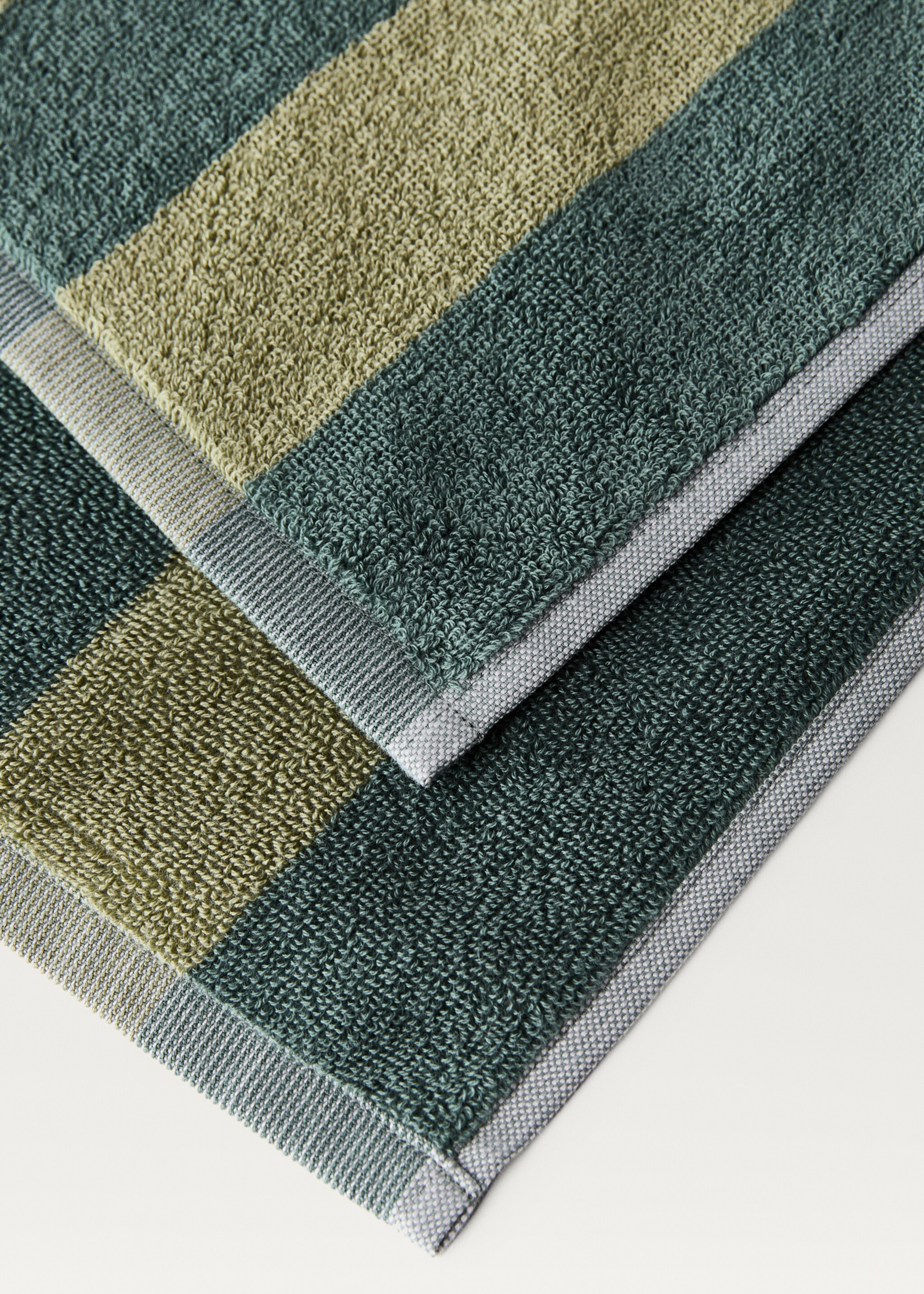 Two-tone striped washbasin towel - Details of the article 2