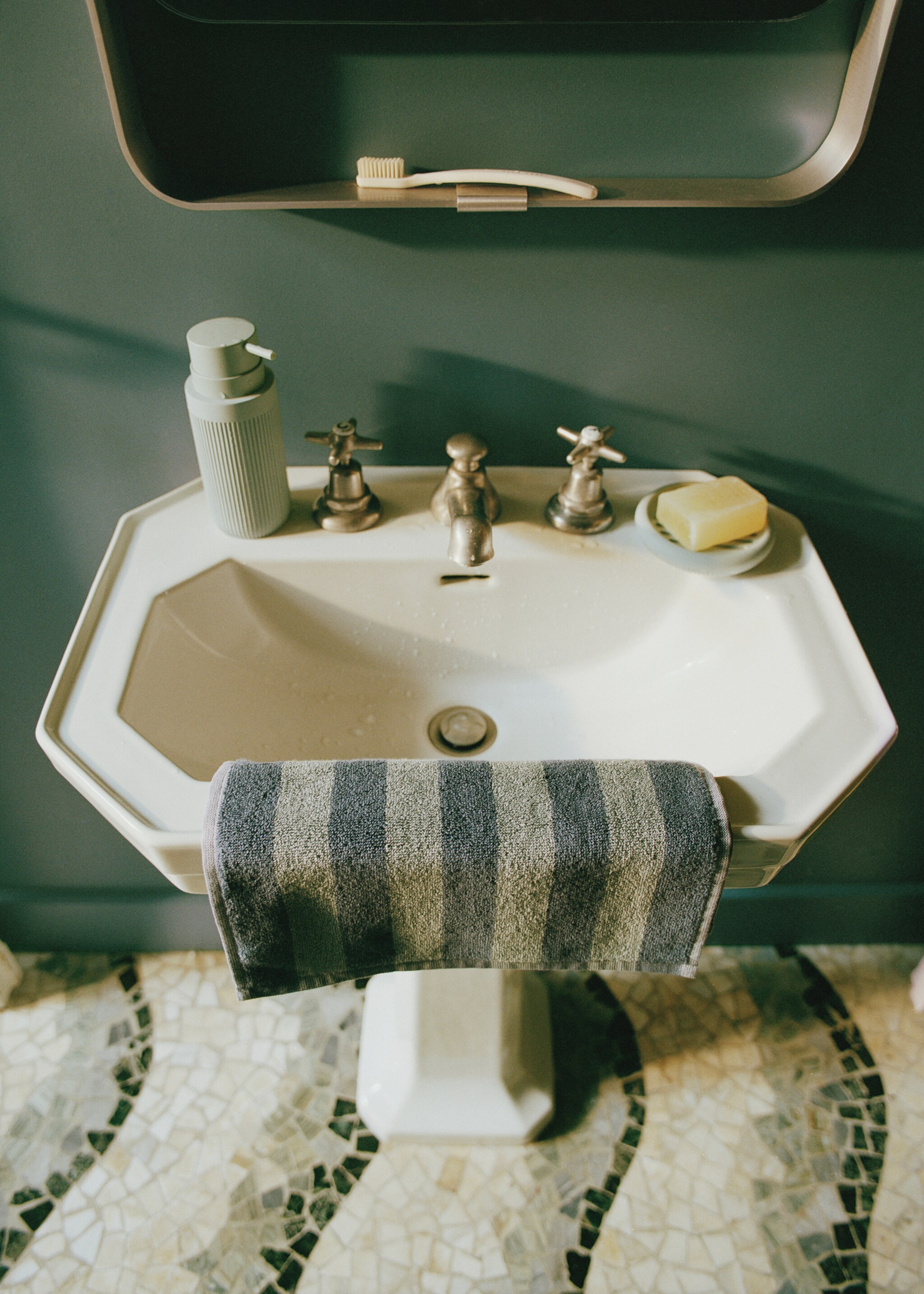 Two-tone striped washbasin towel - Details of the article 6