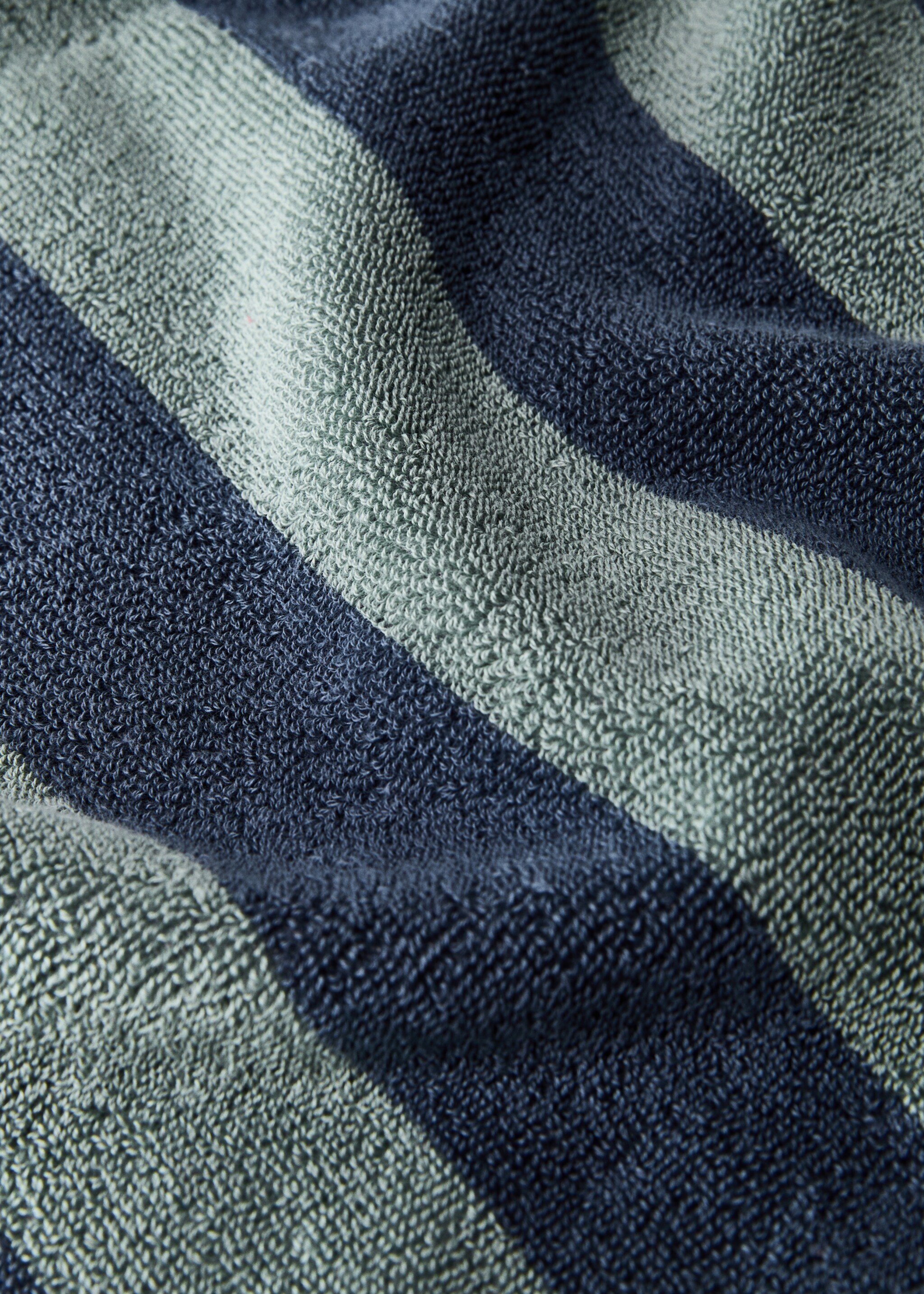 Two-tone striped washbasin towel - Details of the article 1