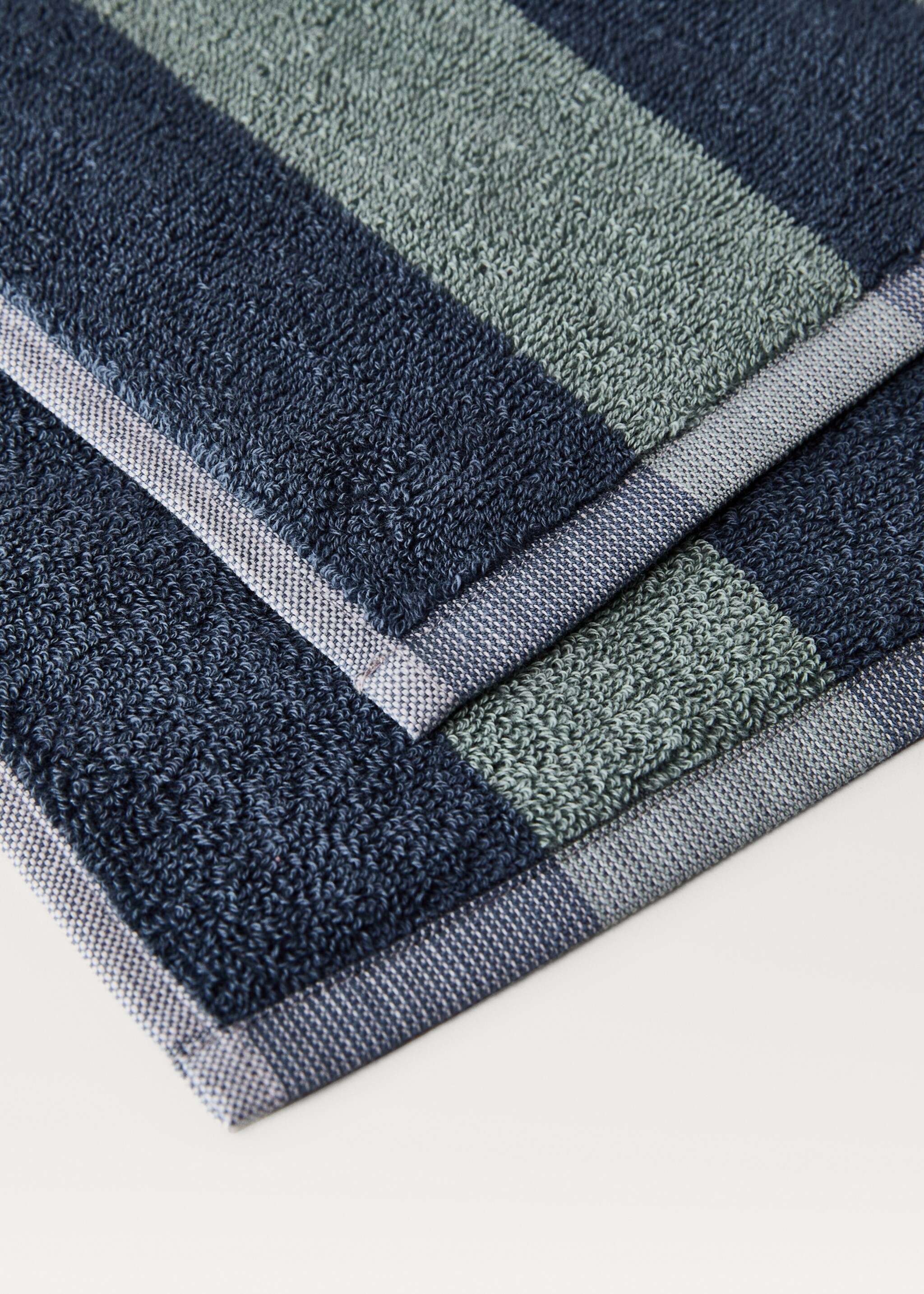 Two-tone striped washbasin towel - Details of the article 2