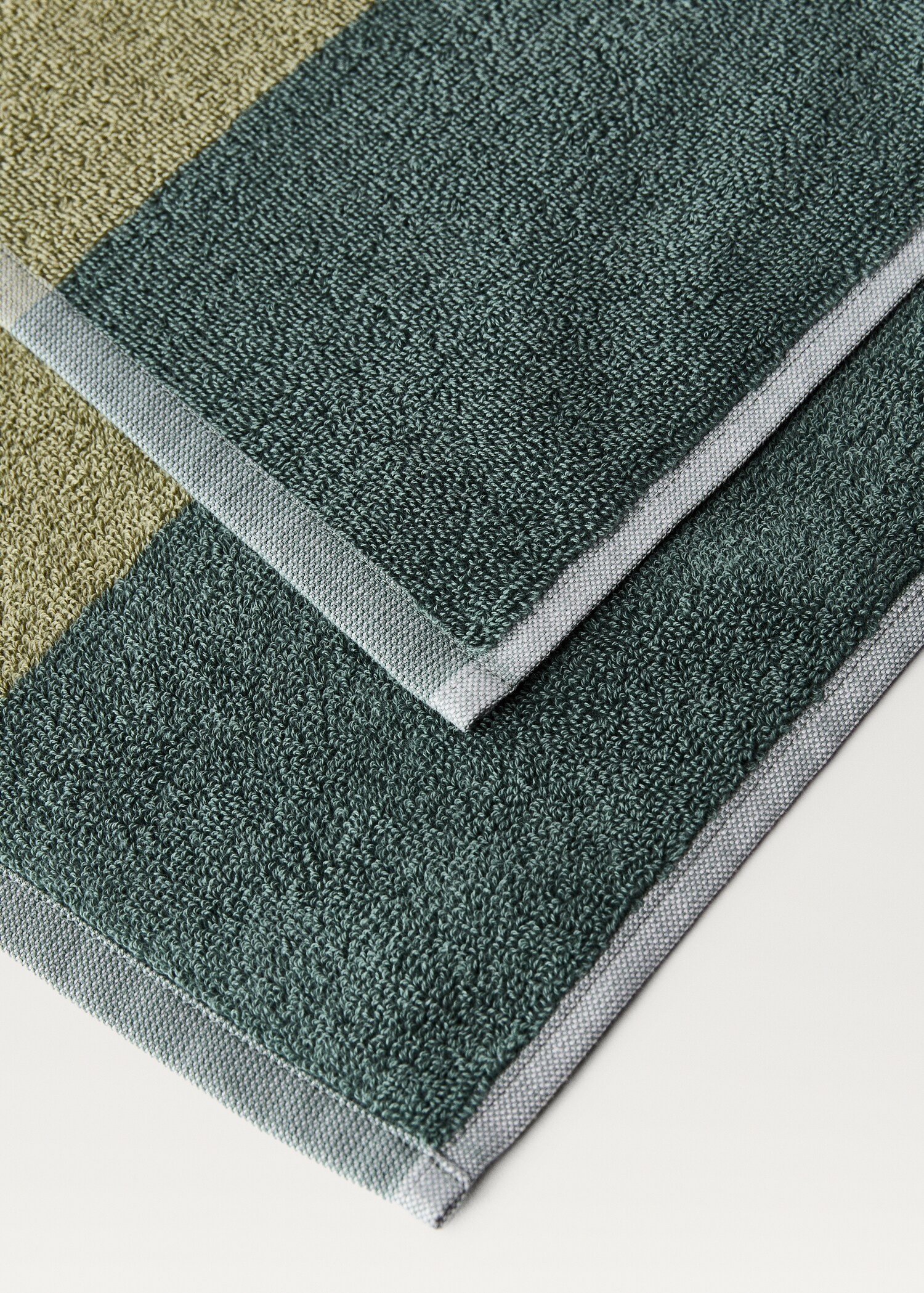 Two-tone striped bath towel - Details of the article 2