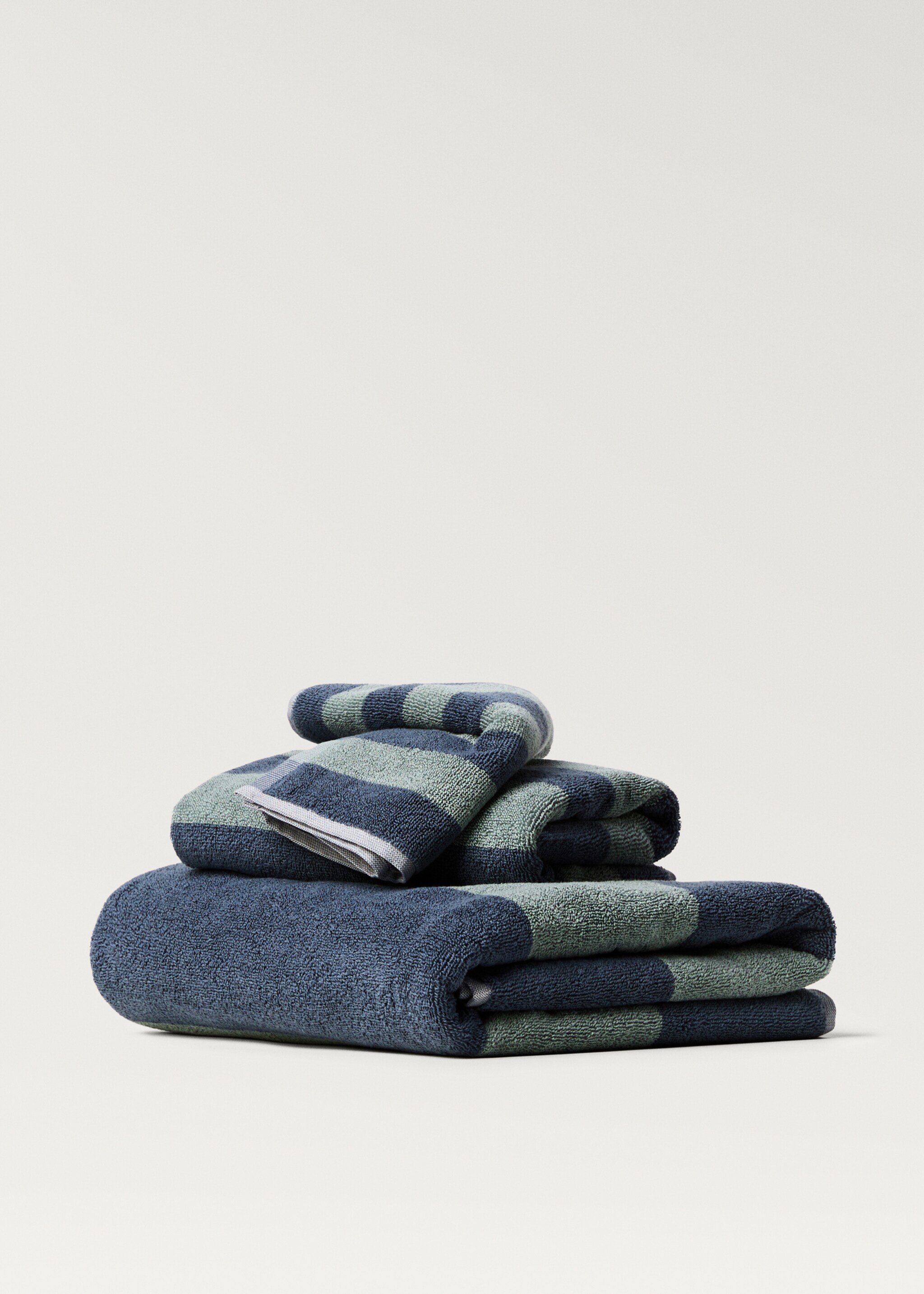 Two-tone striped bath towel - Article without model