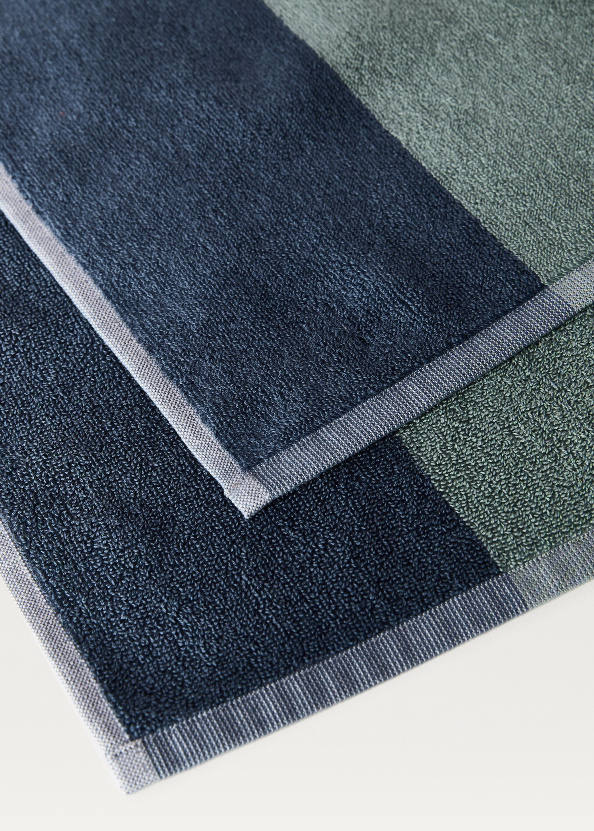 Two-tone striped bath towel - Details of the article 2