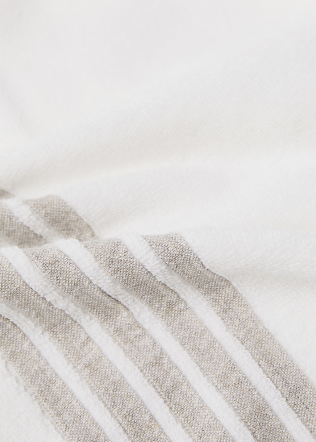 Linen bath towel with contrasting trim