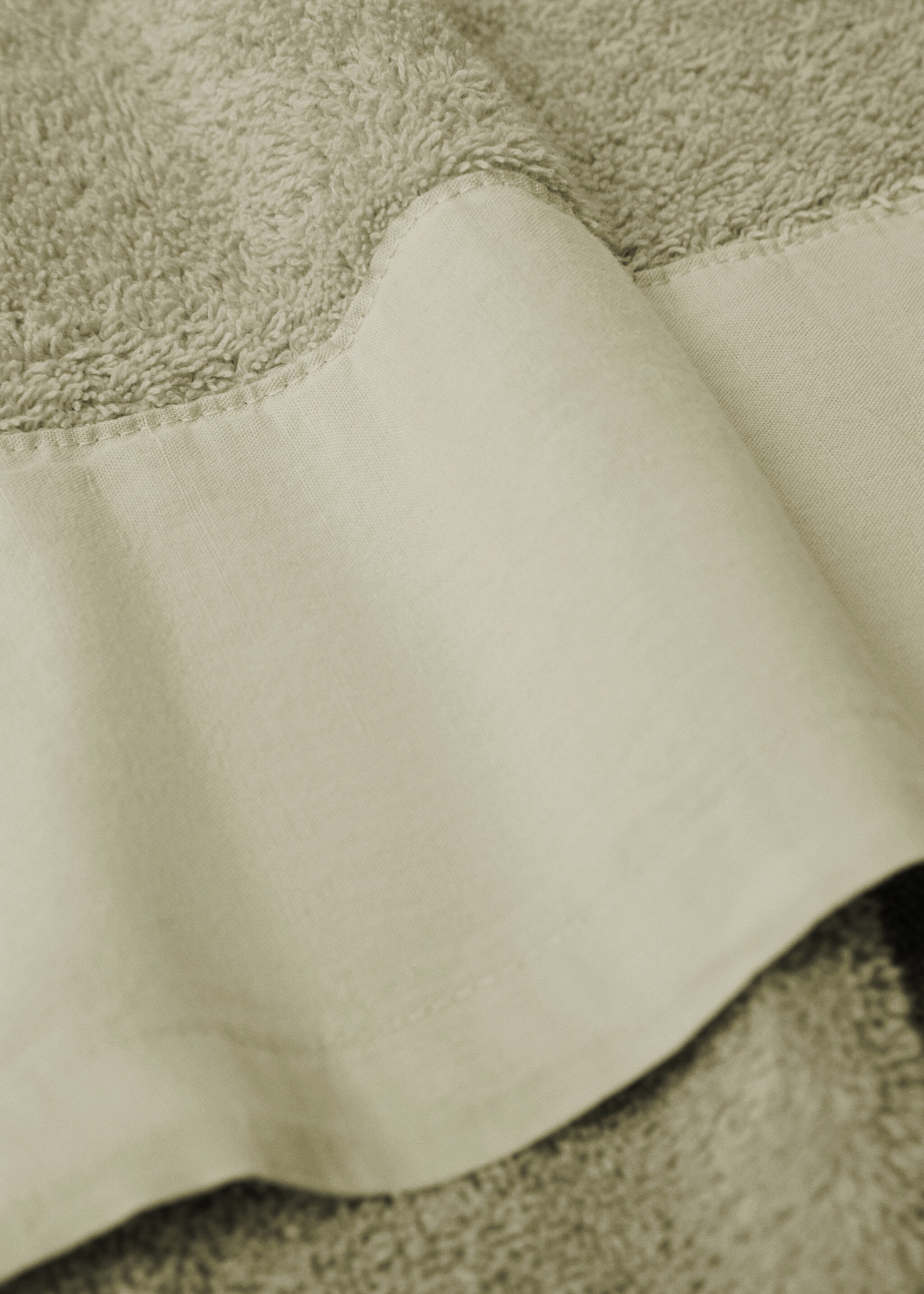 Bath towel with linen trim - Details of the article 2
