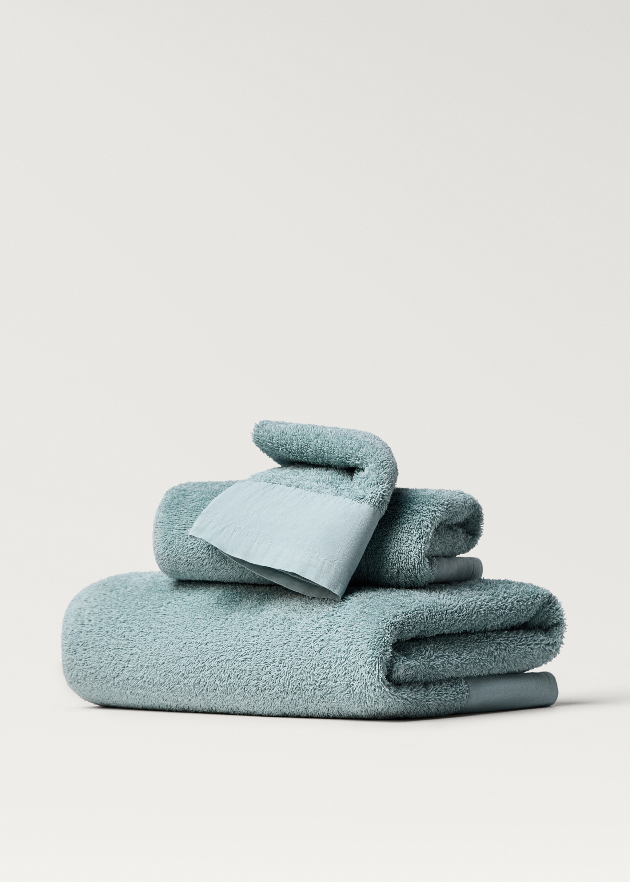 Bath towel with linen trim - Article without model