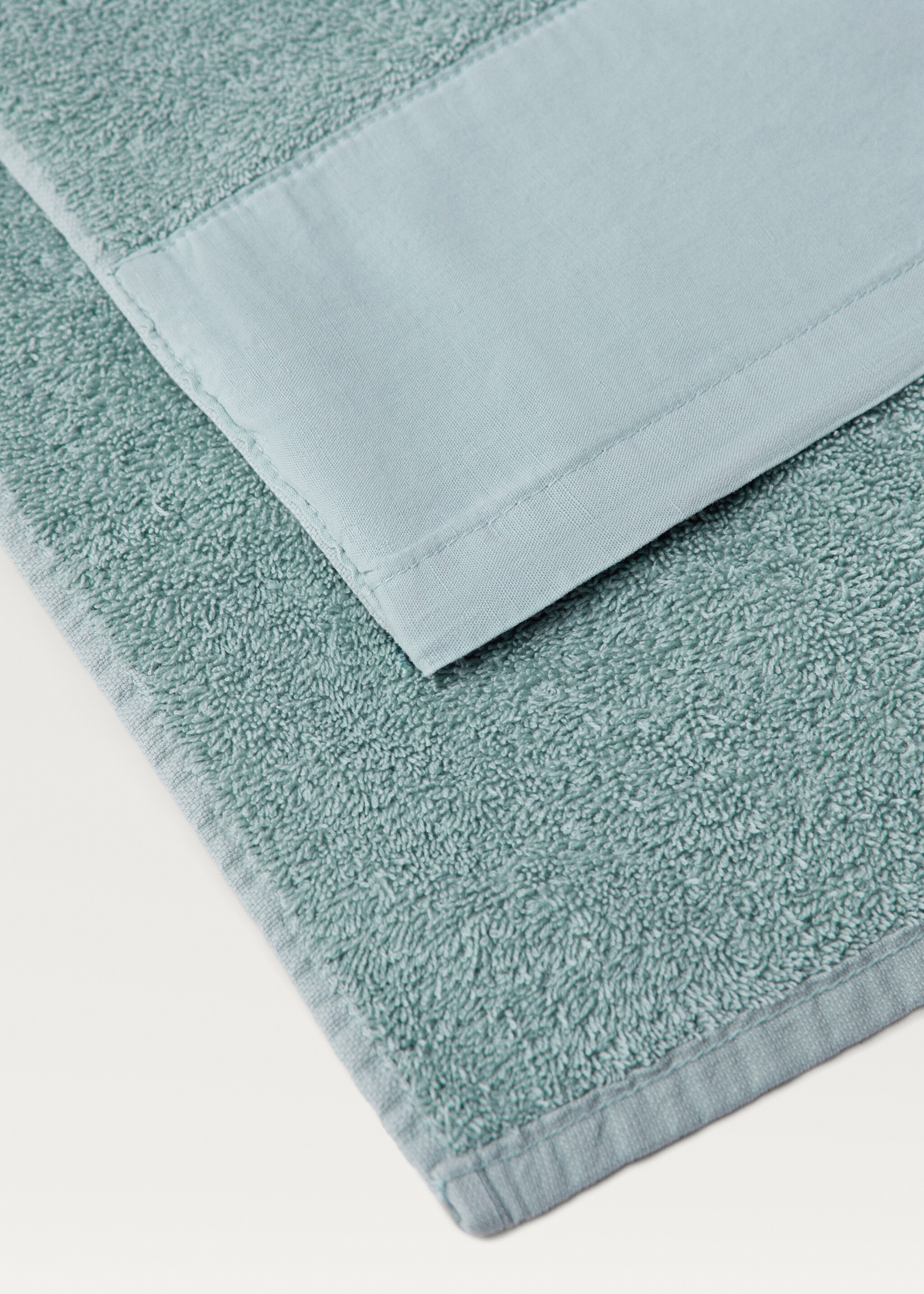 Bath towel with linen trim - Details of the article 1