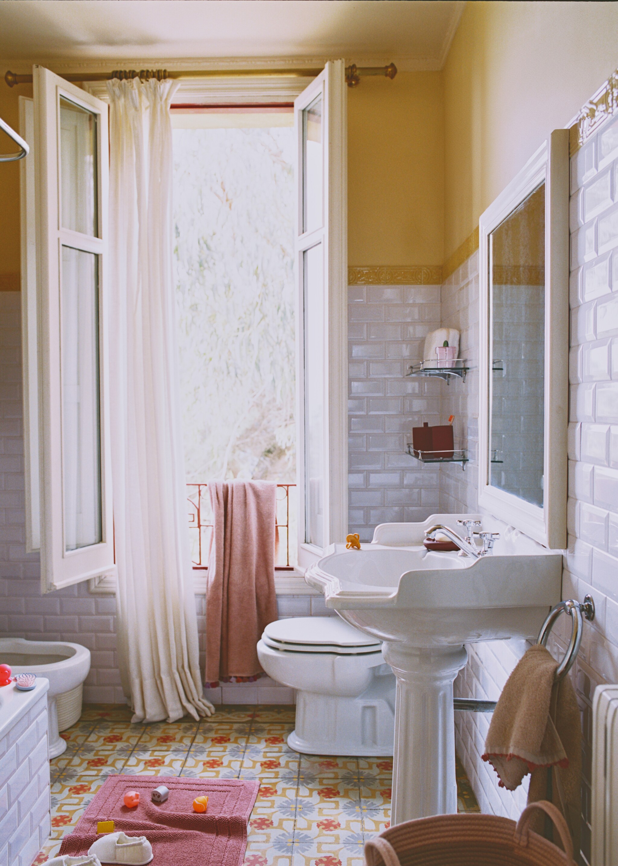 Cotton children's multi-coloured bath towel with pompoms - Details of the article 6