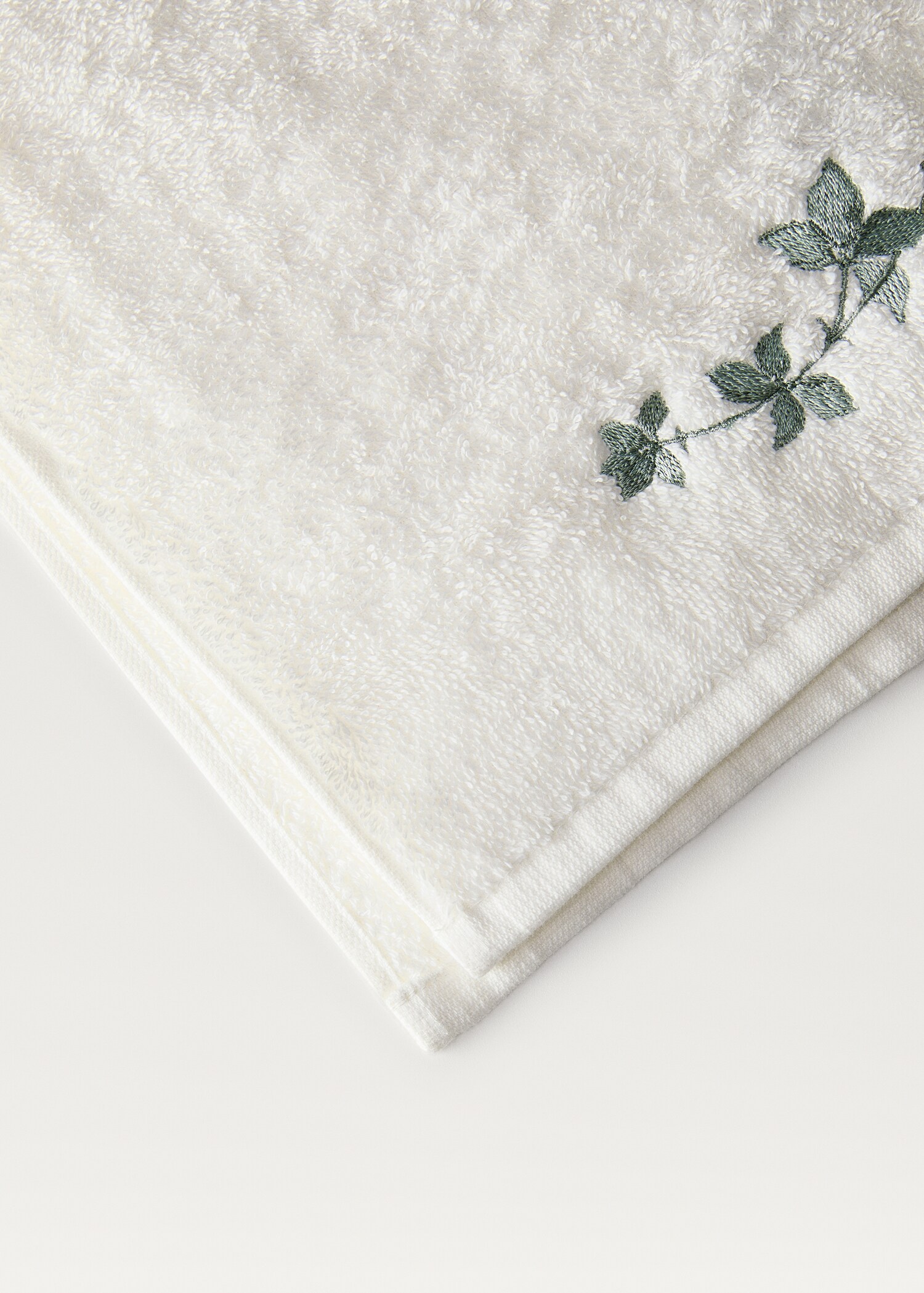 Hand towel with leaf embroidery - Details of the article 2