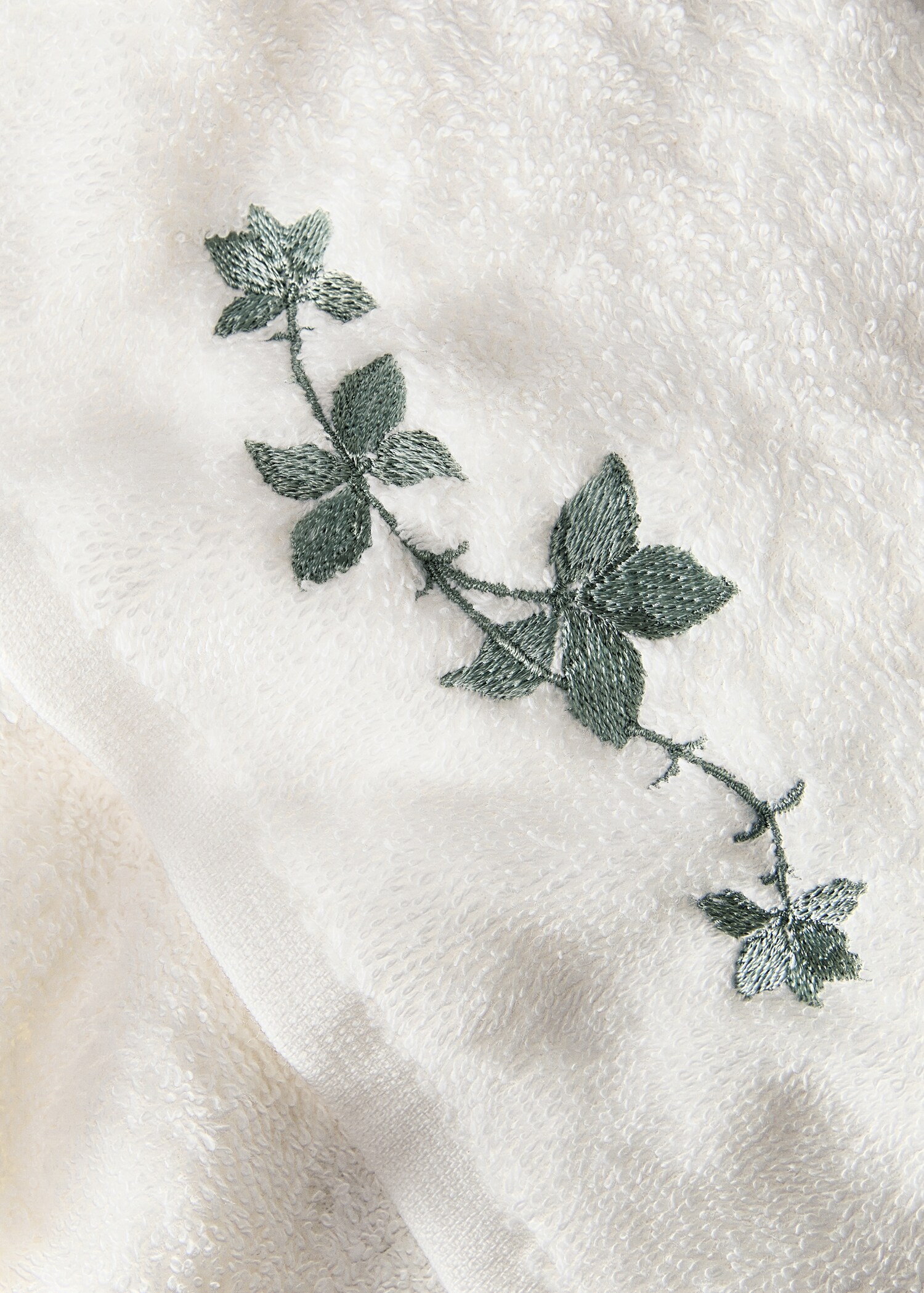 Hand towel with leaf embroidery - Details of the article 3