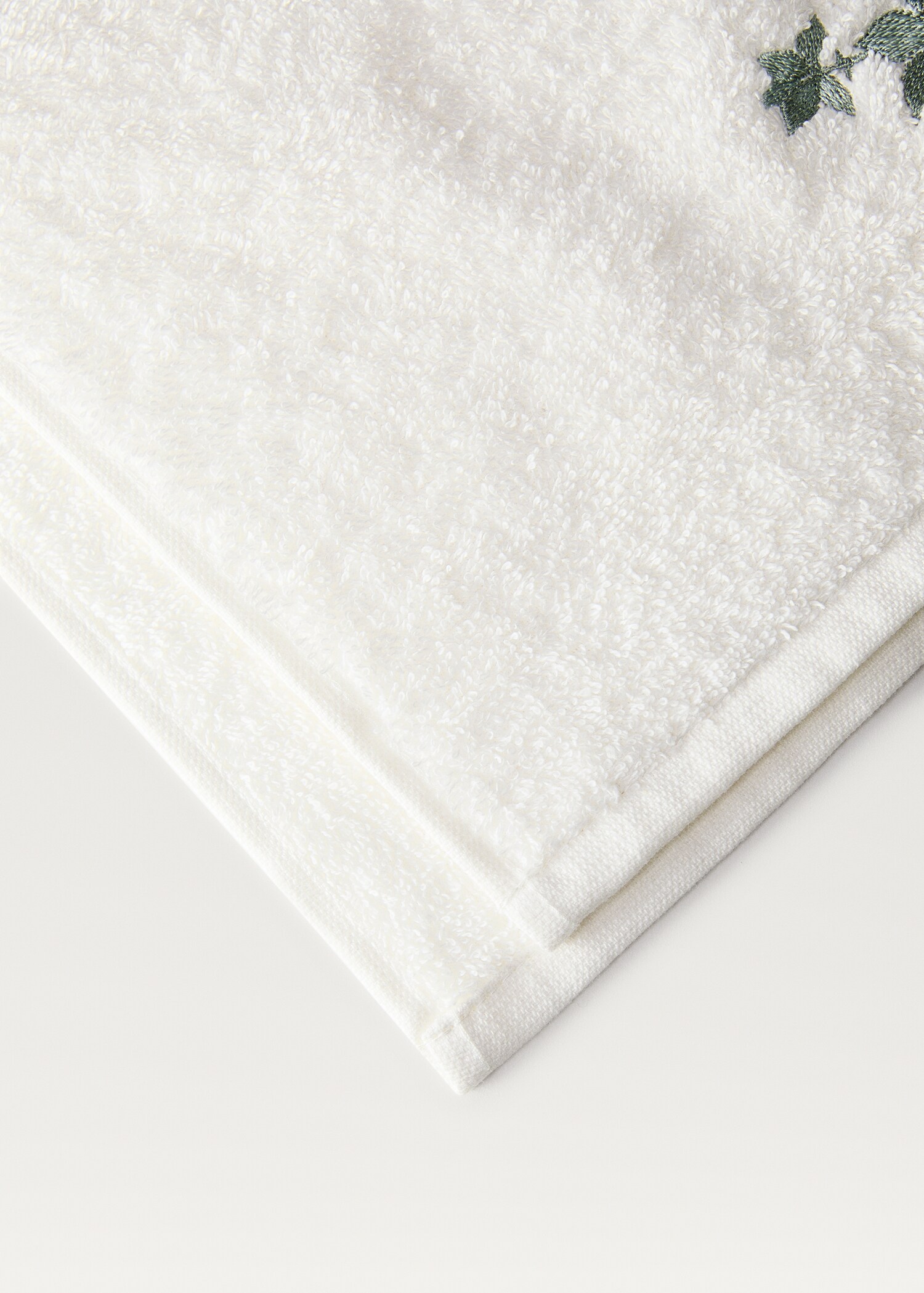 Cotton washbasin towel with leaf embroidery - Details of the article 2