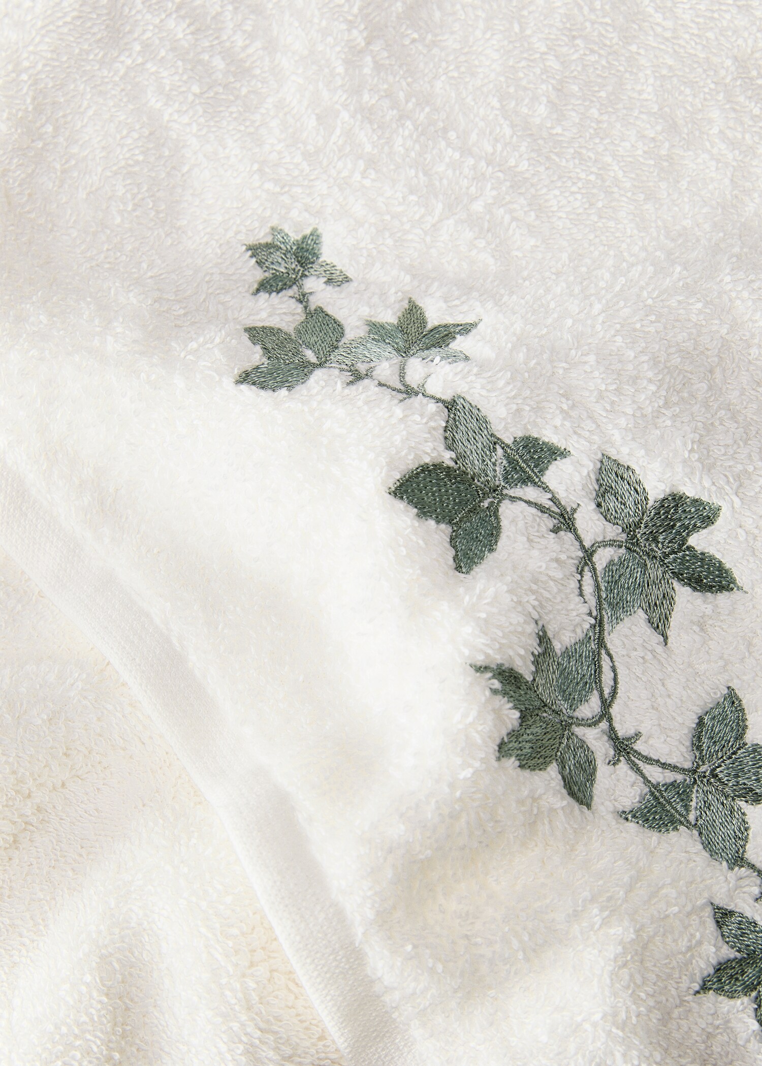 Cotton washbasin towel with leaf embroidery - Details of the article 3