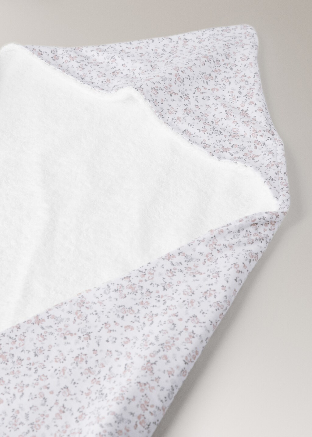 Children’s bath cape with mini-flower print