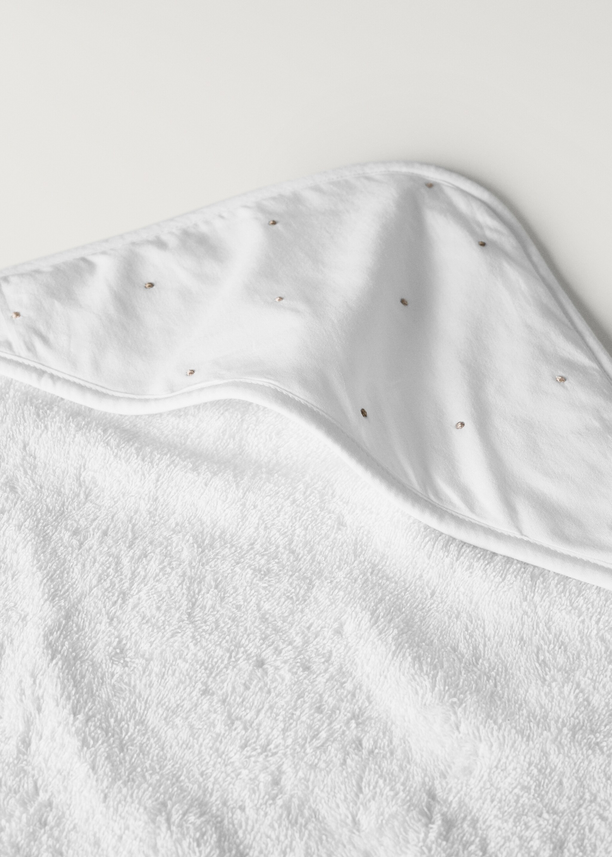 Children's bath towel embroidered with polka dots - Details of the article 2