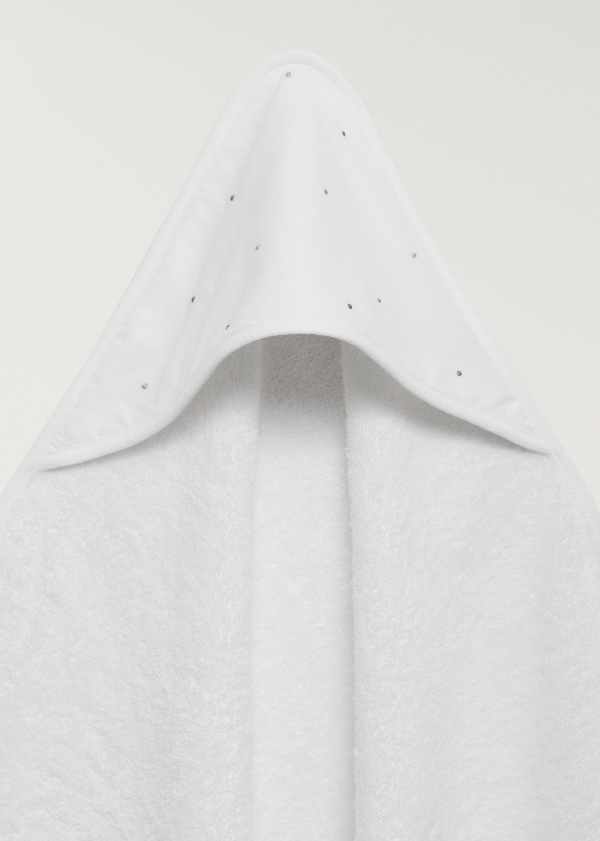 Children's bath towel embroidered with polka dots - Details of the article 3