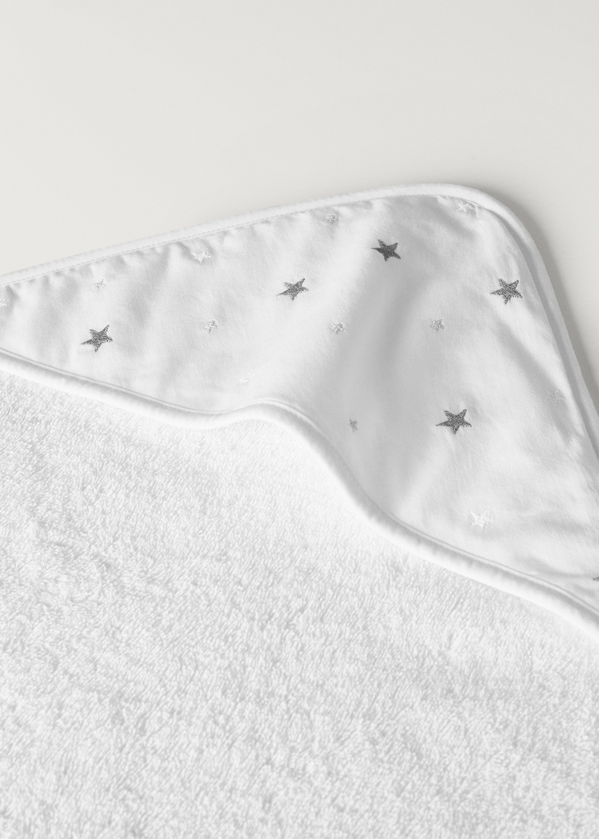 Children's bath towel embroidered with stars - Details of the article 2
